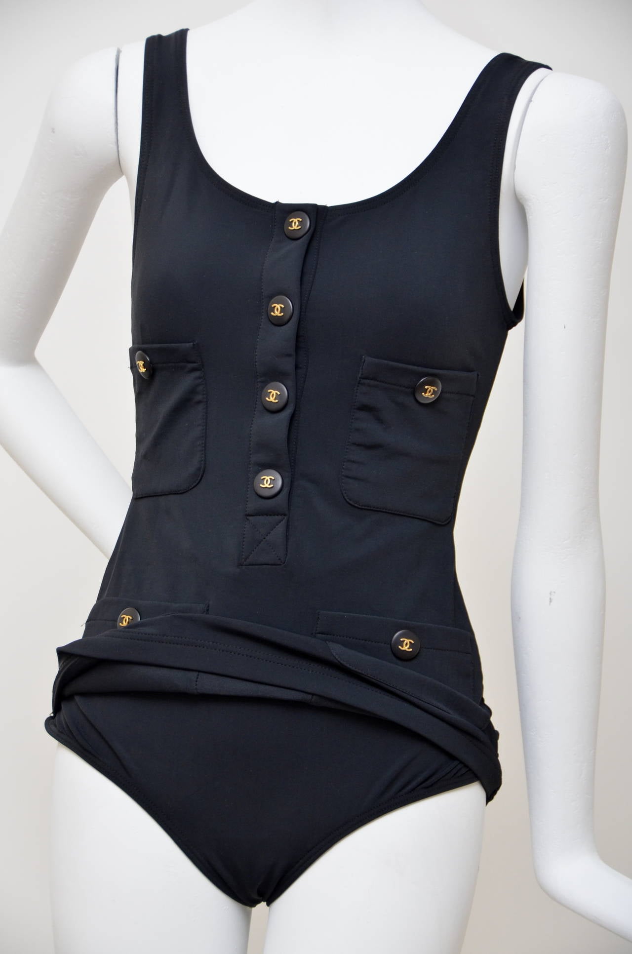  Chanel Vintage Black Gold CC Button Detail Low Back Swimsuit (maillot une pièce) Pour femmes 
