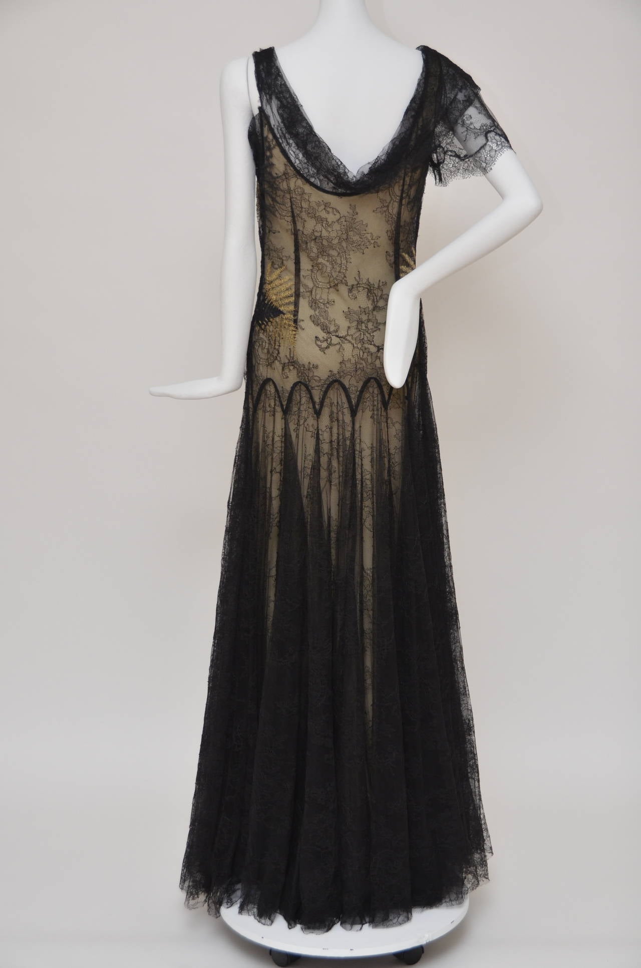 Alexander McQueen sleeveless lace evening gown with upper bodice gathers, scoop neckline, one short flutter sleeve, flare circle hem.Nude silk lining.
Metallic gold leaf embroidery on the top part of the dress.
Condition: Excellent ,like new,looks