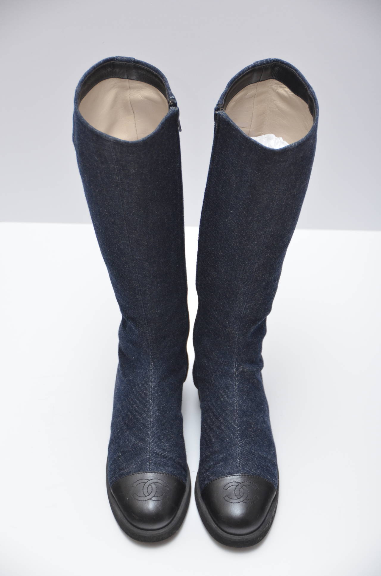 Chanel vintage denim boots.Size not marked.
I believe they are size 37.Insole measure about 9.25