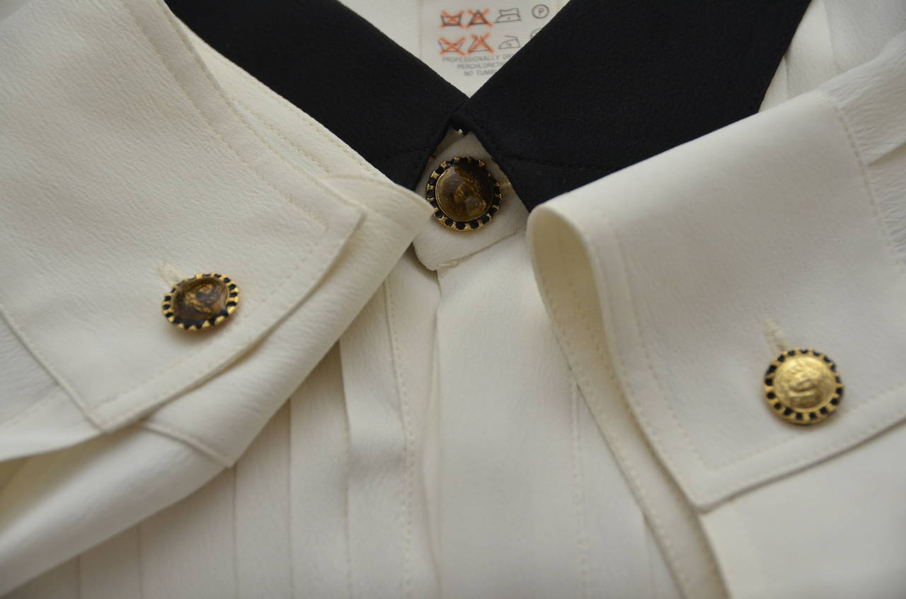 Gianni Versace silk men's shirt.
Very good condition.
Color in person is off white.
One of the buttons (sleeve) has slightly different finish but it could be switched with a button around neck so sleeve buttons would be same.
Made in