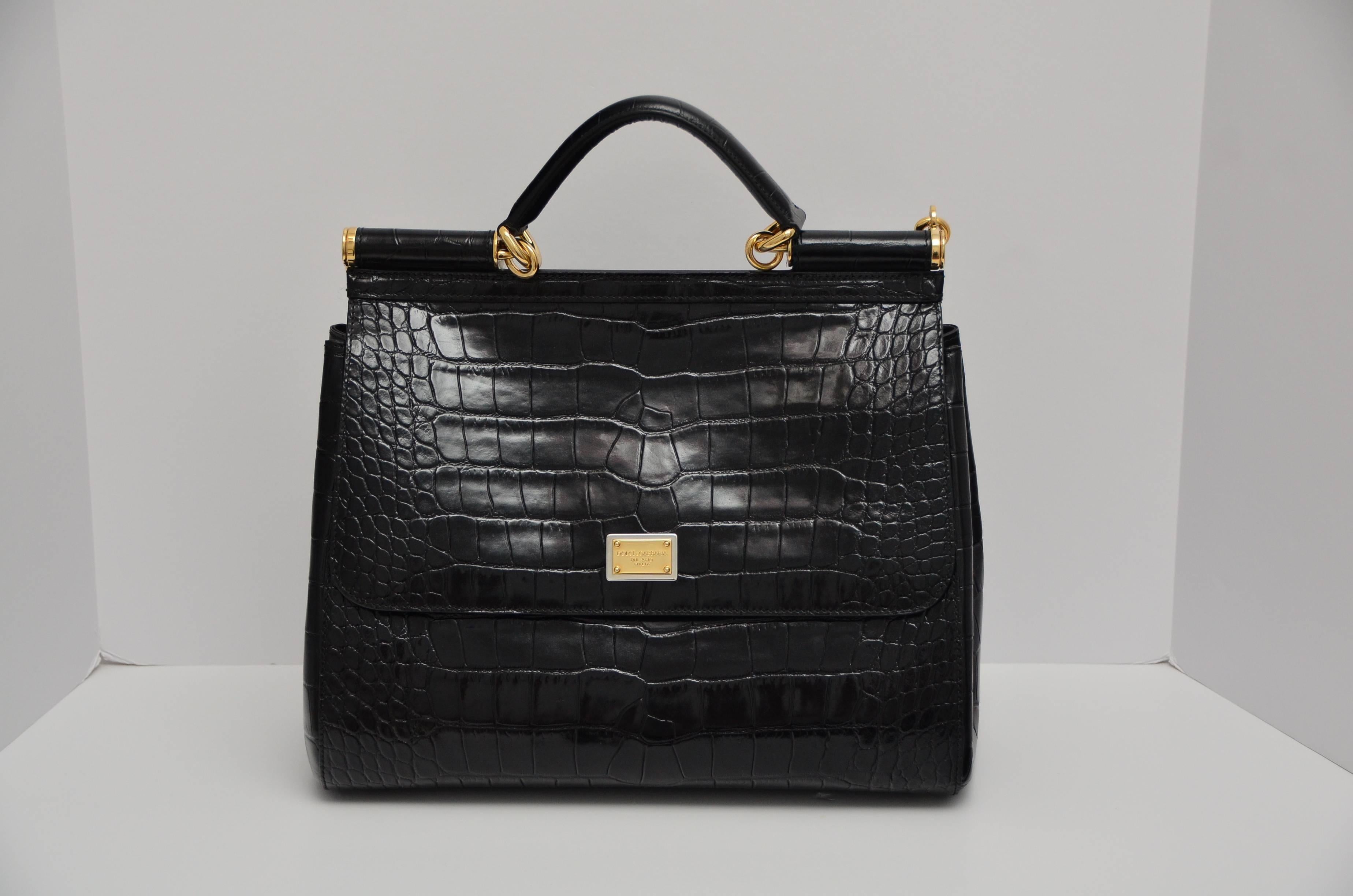 Seltene und schöne große Größe Dolce & Gabbana Krokodil Miss Sicily Handtasche.

Ausgezeichneter neuwertiger Zustand, fast wie neu.
Innen mit weichem Lammfell gefüttert, einige Beschläge sind noch mit klarem Plastik überzogen.
5 Schutzfüße am