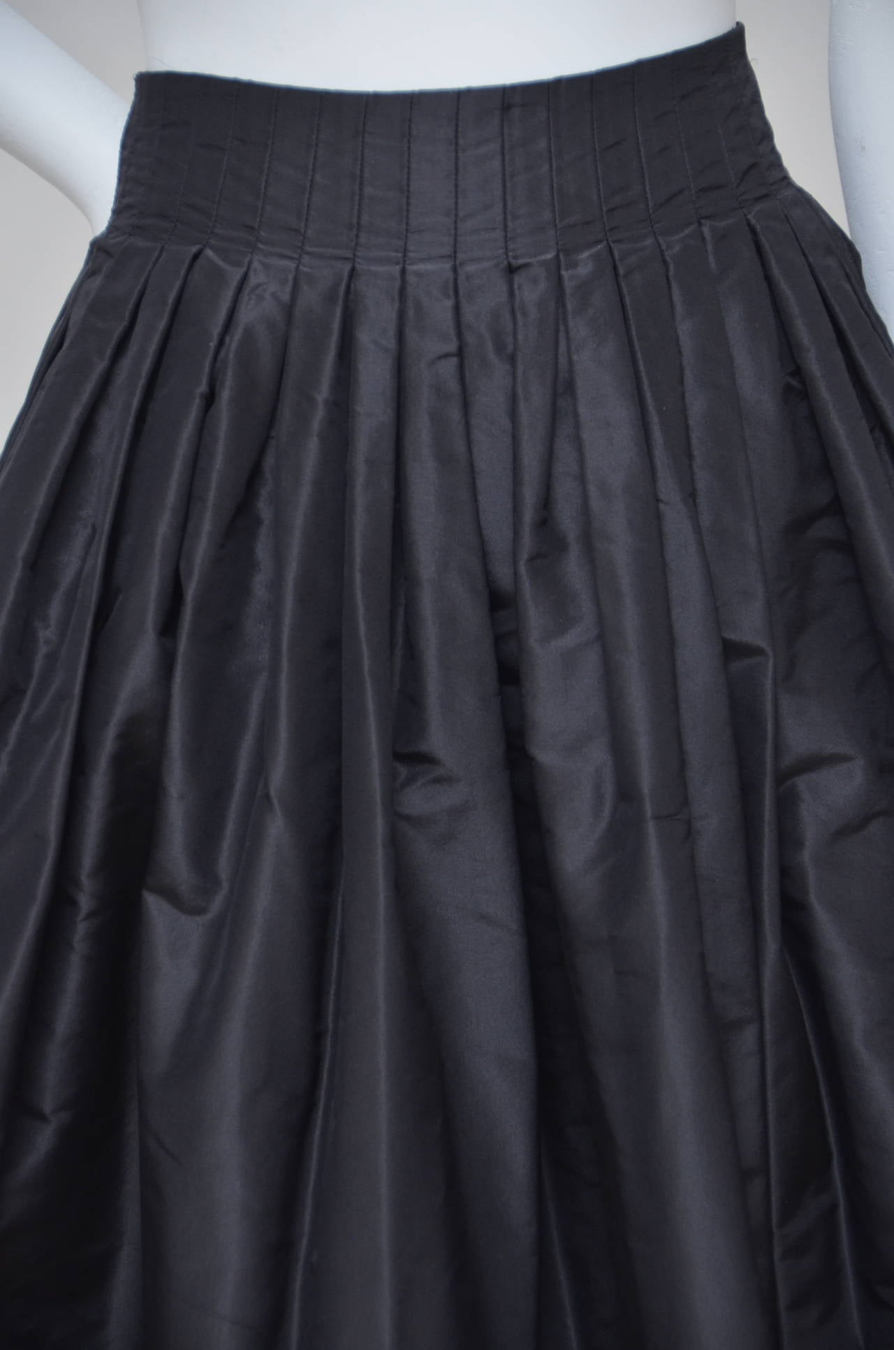 Yves Saint Laurent long silk skirt.

Excellent condition.
Size label missing.
Two pockets on the sides.
Skirt measure:waist 13