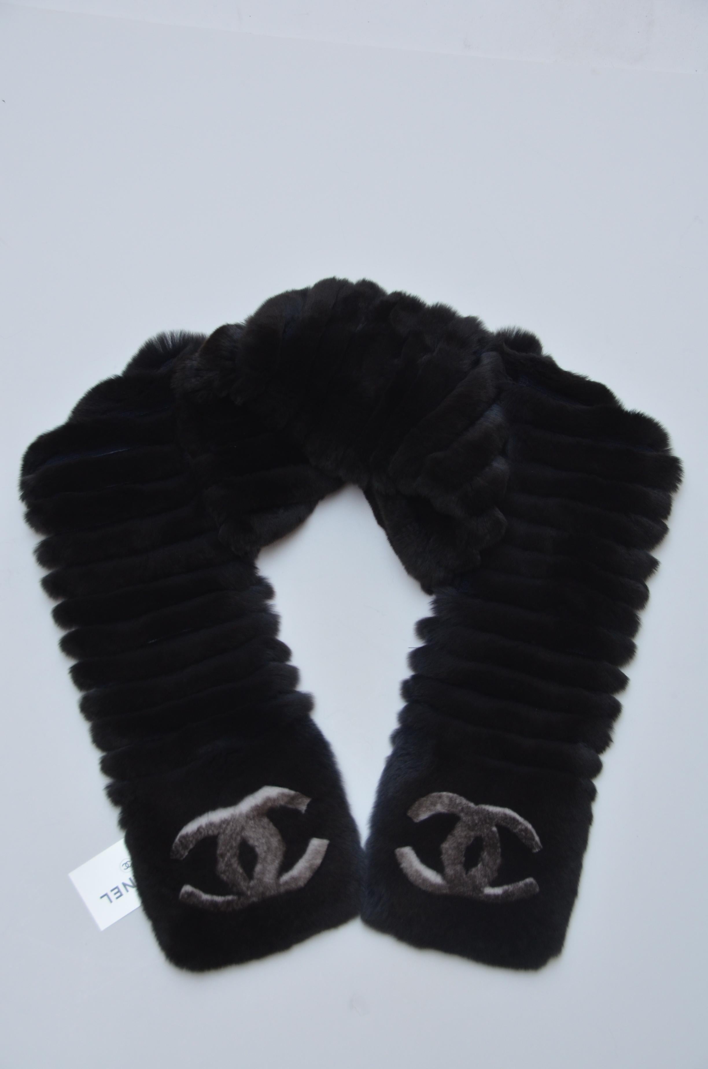 100% Authentic Brand new dark Blue color with grey CC on booth  ends.
New with tags  Chanel orylag fur scarf/wrap .
The scarf measures approximate  : 57