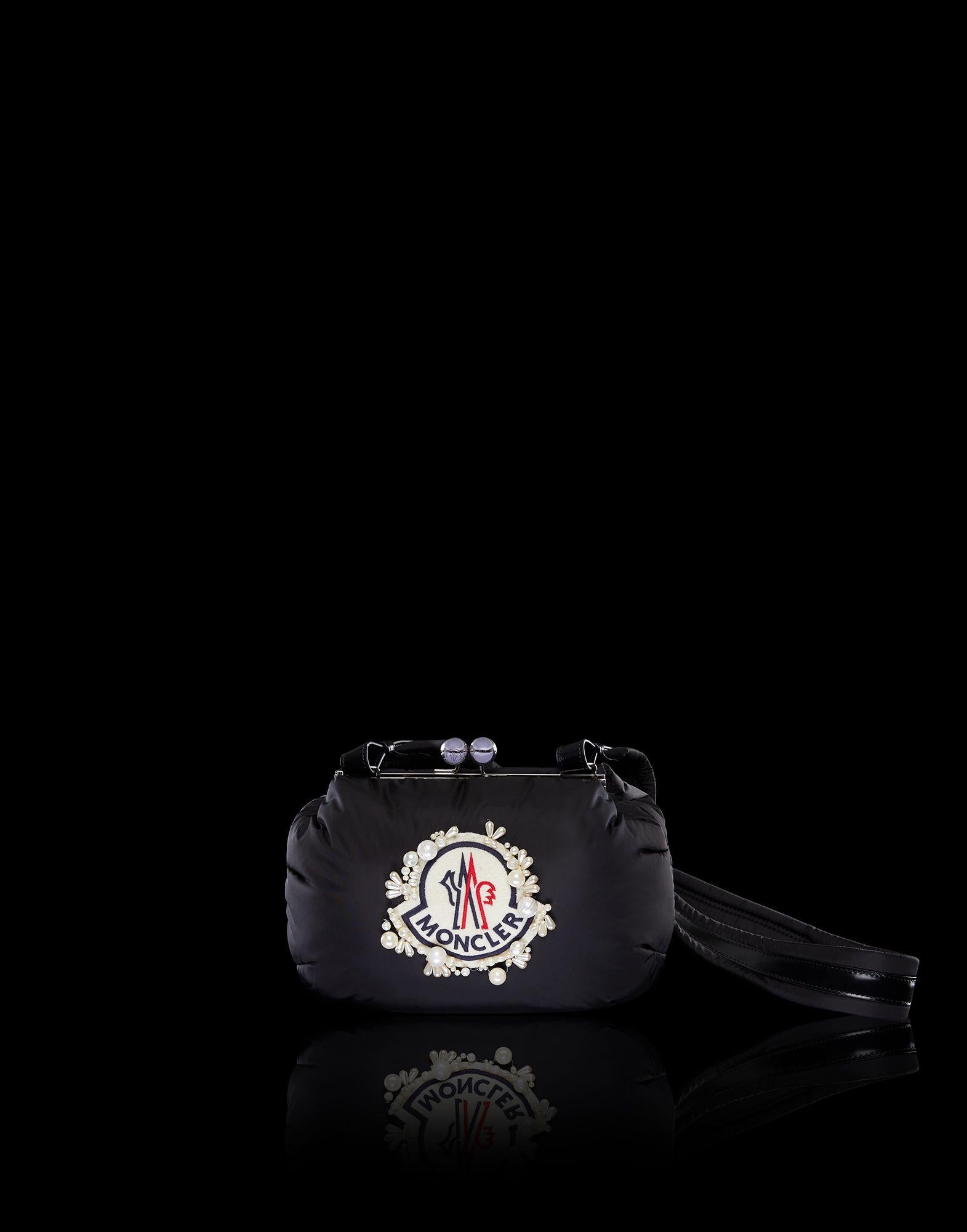 The quintessential soft and lightweight metropolitan accessory to dress down or wear with a sophisticated look For Moncler Simone Rocha, collection nº4 of the Moncler Genius project, the bag is not just a simple accessory, but an element of