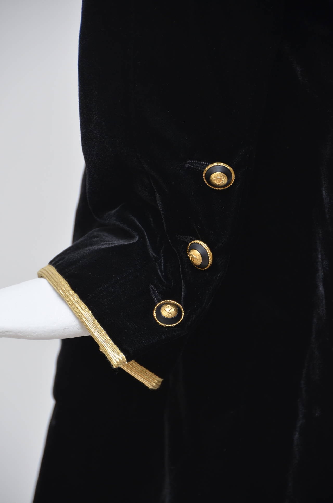 Chanel Vintage Black Velvet Coat Mint As Senn On Claudia Schiffer 1993 (Schwarz)