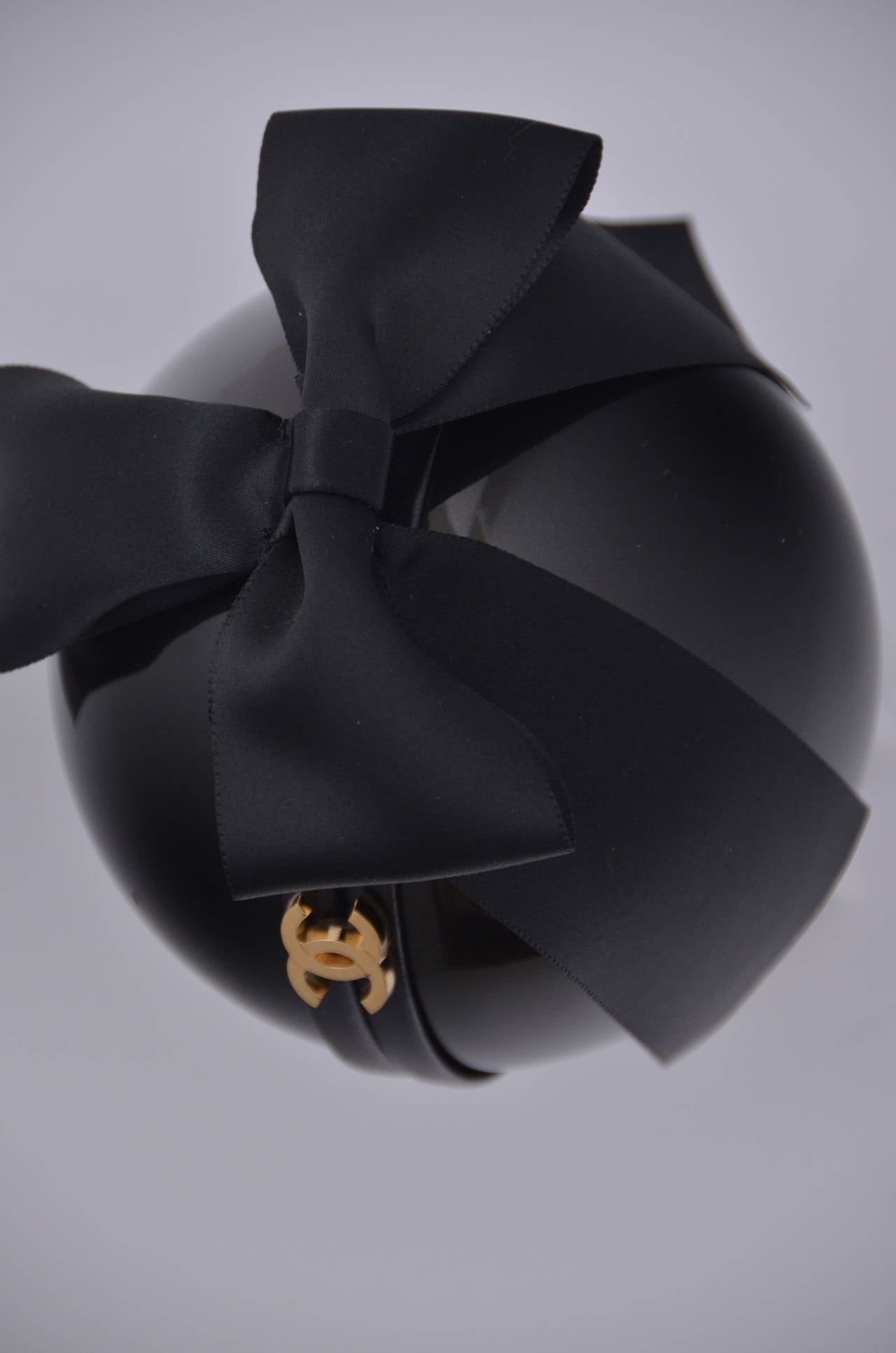 Chanel Giant Black Pearl  With Satin Bow Bag Clutch Runway In Excellent Condition In New York, NY
