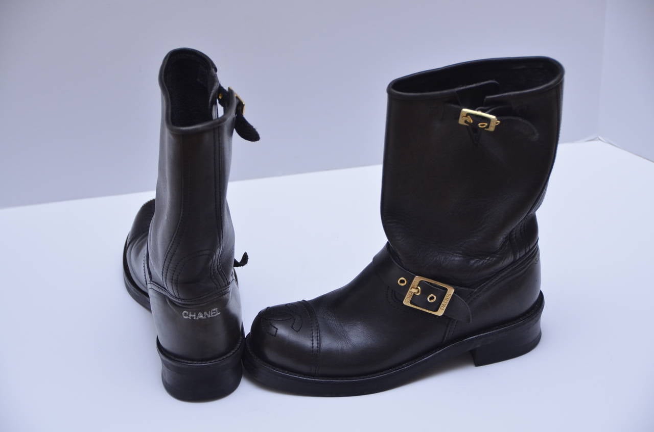 Chanel vintage motorcycle boots.
Excellent vintage condition.
Size 37.
Hard to tell the color......they look black in person with slight very dark brown finish. under the strong light.
2 gold buckles on each booth on the side.
Pull on,about 10