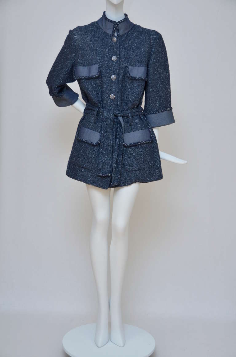 Chanel tweed fabric blazer with denim trim.Beautiful  7 cc buttons in the front and belt attached.
Size 44Fr.Fabric content:48% cotton,33% nylon,14% acrylic,5%silk.
Jacket is unlined.
Jacket is photographed on the mannequin sized 2 US.
Approx.