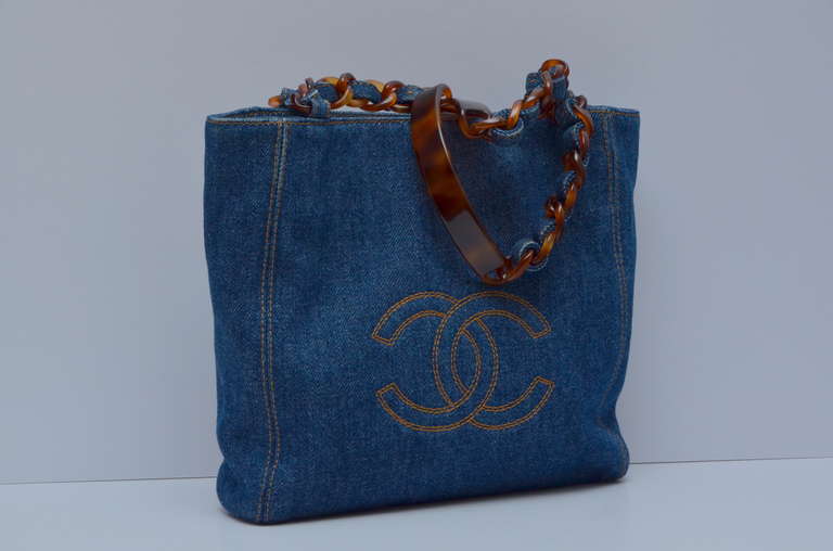 Chanel mini denim handbag/tote with tortoise handle.
Excellent condition.Inside lined in nylon fabric.No card.Dustbag included.
Nice and clean bag.
Measurements:10'1/2 X 8