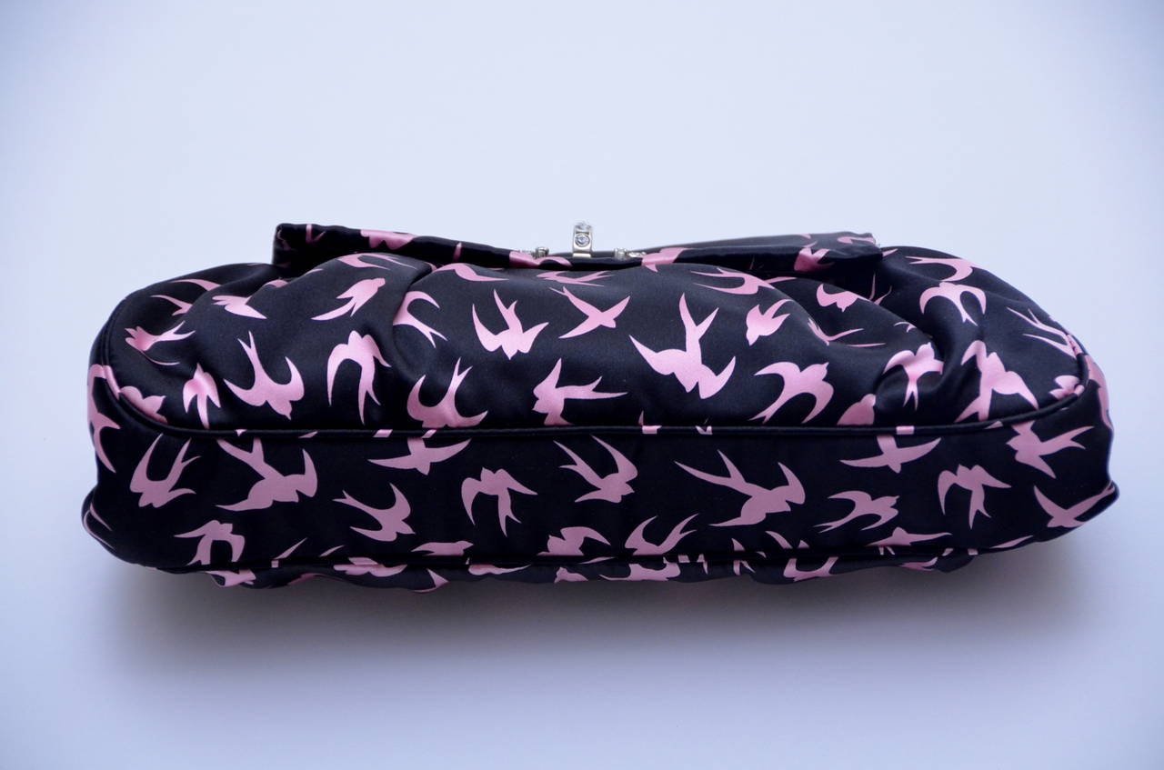 Miu Miu spring 2010 clutch.
Excellent new condition.
Black satin fabric with pink swallow print.
Approximate measurements:L 11.5