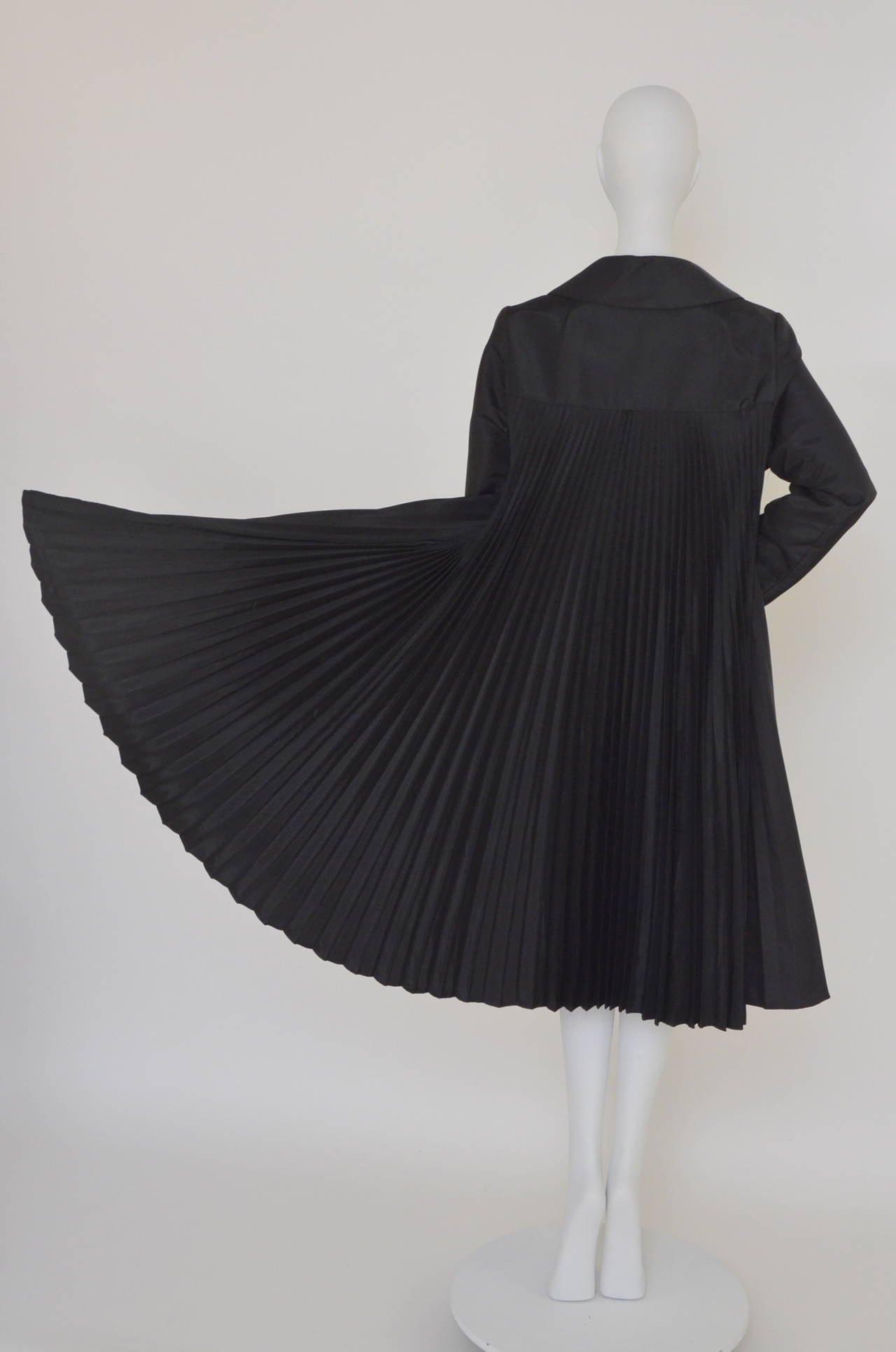 Vintage 1960's Oscar de la Renta Kelly Black Waterproof Pleated Jacket/Coat.
Very early Oscar De La Renta label.
No size listed.Photographed on the mannequin size 2 US.
Good to fair  vintage condition .

FINAL SALE.