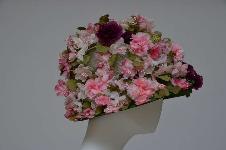 Elsa Schiaparelli vintage flower hat.Fedora style.
Excellent mint condition.Clean inside out.

FINAL SALE.