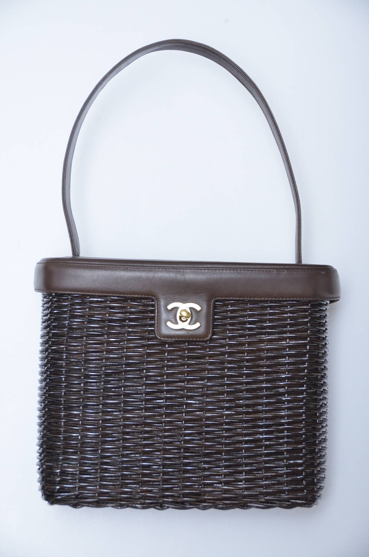 Chanel Straw Basket Vintage Handbag In Excellent Condition In New York, NY