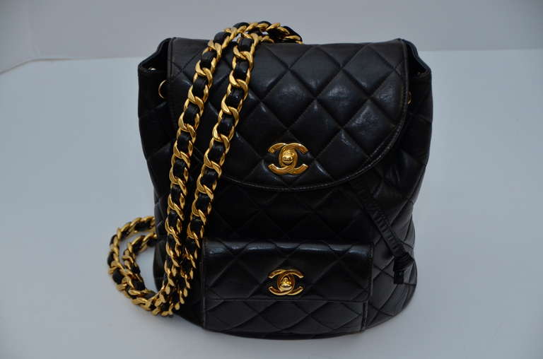 Chanel mini vintage lambskin black backpack.
Very good vintage condition.
Gold tone hardware.

Final Sale.