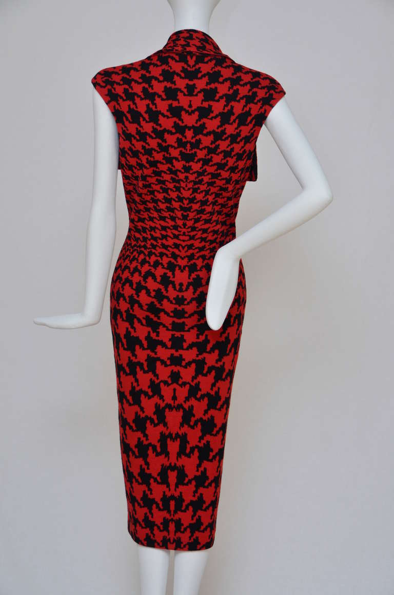 Red and black houndstooth print   Alexander McQueen wool sleeveless dress with drape panels at bust.
Excellent condition.
Measurements: Bust 36”, Waist un stretched  26