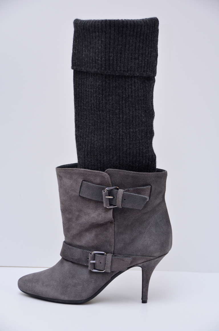 Givenchy boots with socks.socks is attached and can not be removed from boot.
Brand new, never worn with box,dust bag.

Size 39.5.
made in italy.

Bottom of the boot is rubber and thats the reason  soles are showing grey kind of finish on the