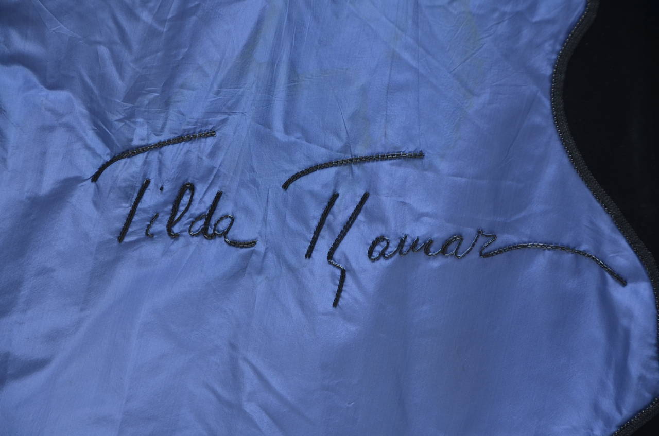 Violet Robe haute couture Carven non étiquetée signée et attribuée à Tilda Thamar