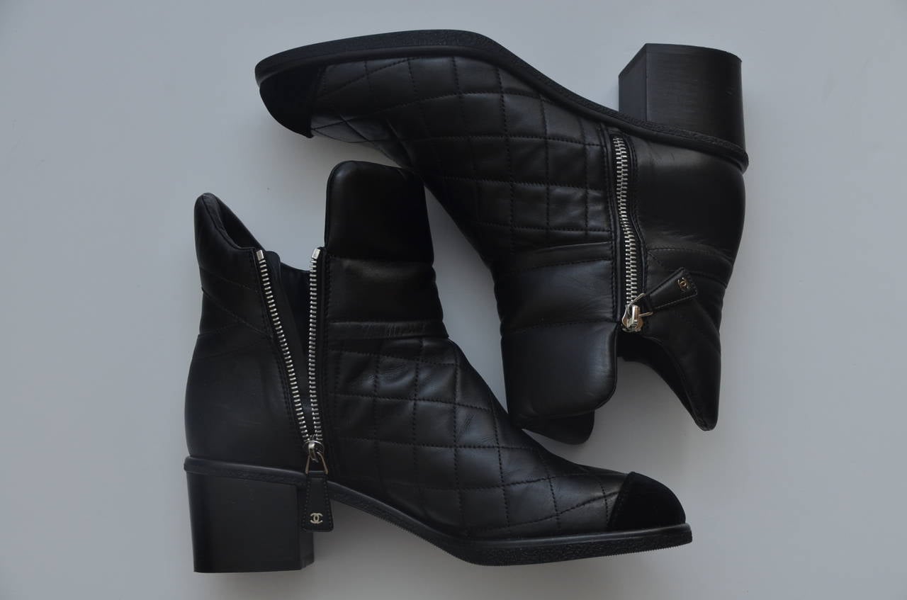 Chanel lambskin quilted boots.
Excellent condition.
Worn once.They run small.
Size 39.5
Made in Italy.

FINAL SALE.