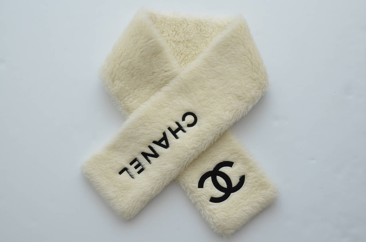 Vintage Chanel faux fur scarf with black CHANEL  CC logo .
Off white color.
No label (cut off).Approximate measure :Length 56”, Width 7”
Fabric Content: Not listed, feels like synthetic blend.
No discoloration .Excellent vintage