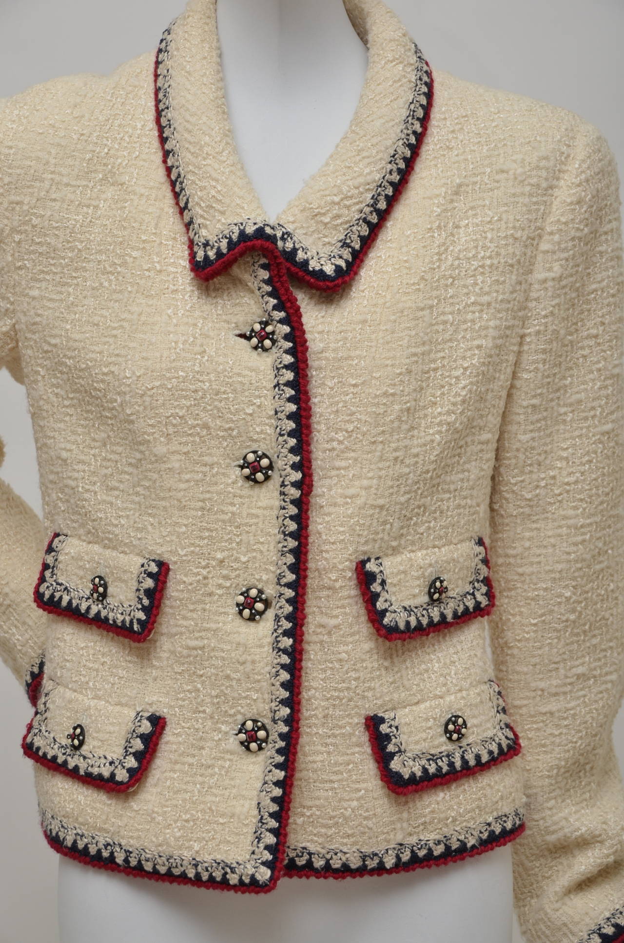Iconic CHANEL Ecru Color  Boucle Jacket '06 Mint 40 In Excellent Condition In New York, NY