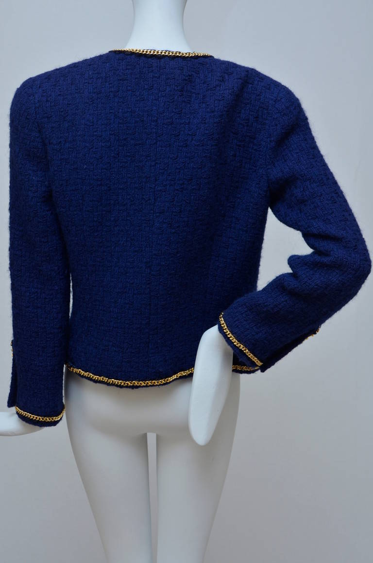 Chanel vintage royal blue jacket .Gold tone chain sewn on the borders of the whole jacket .Spectacular jacket in rare color and look.
Size 36Fr.
Excellent vintage condition of the chain ,fabric and whole jacket.
Each button is marked Chanel on