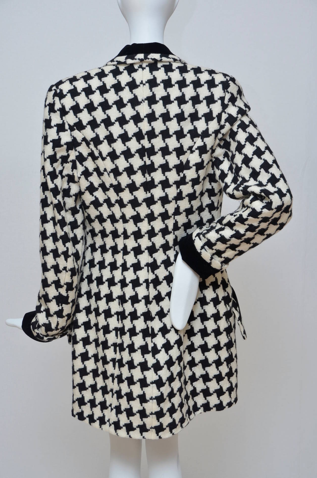 Karl Lagerfeld Houndstooth Blazer Jacket.
Size 10 us but it run small.
Velvet trim on sleeves and collar.
Extra  velvet button included.
Made in West Germany.
Jacket measure:waist 15