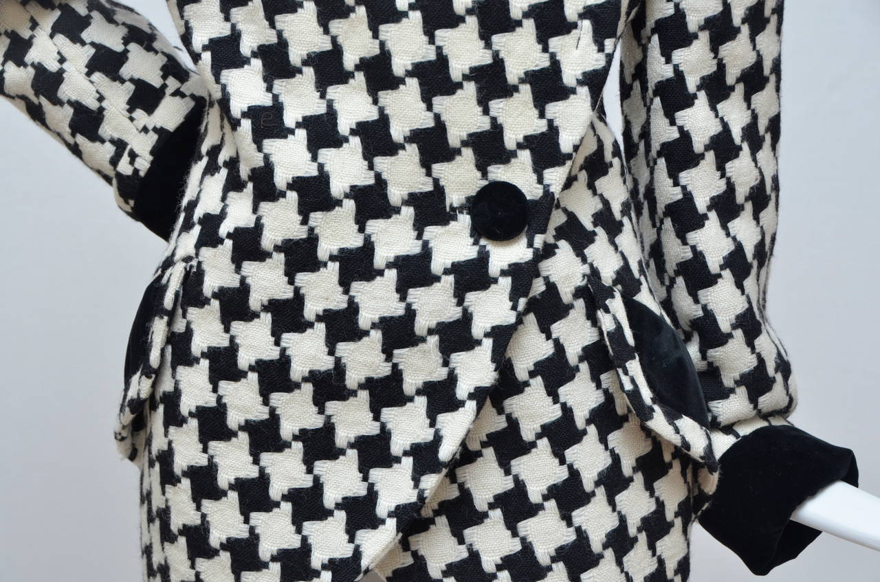 Karl Lagerfeld Houndstooth Blazer Jacket Velvet Trim In Excellent Condition In New York, NY