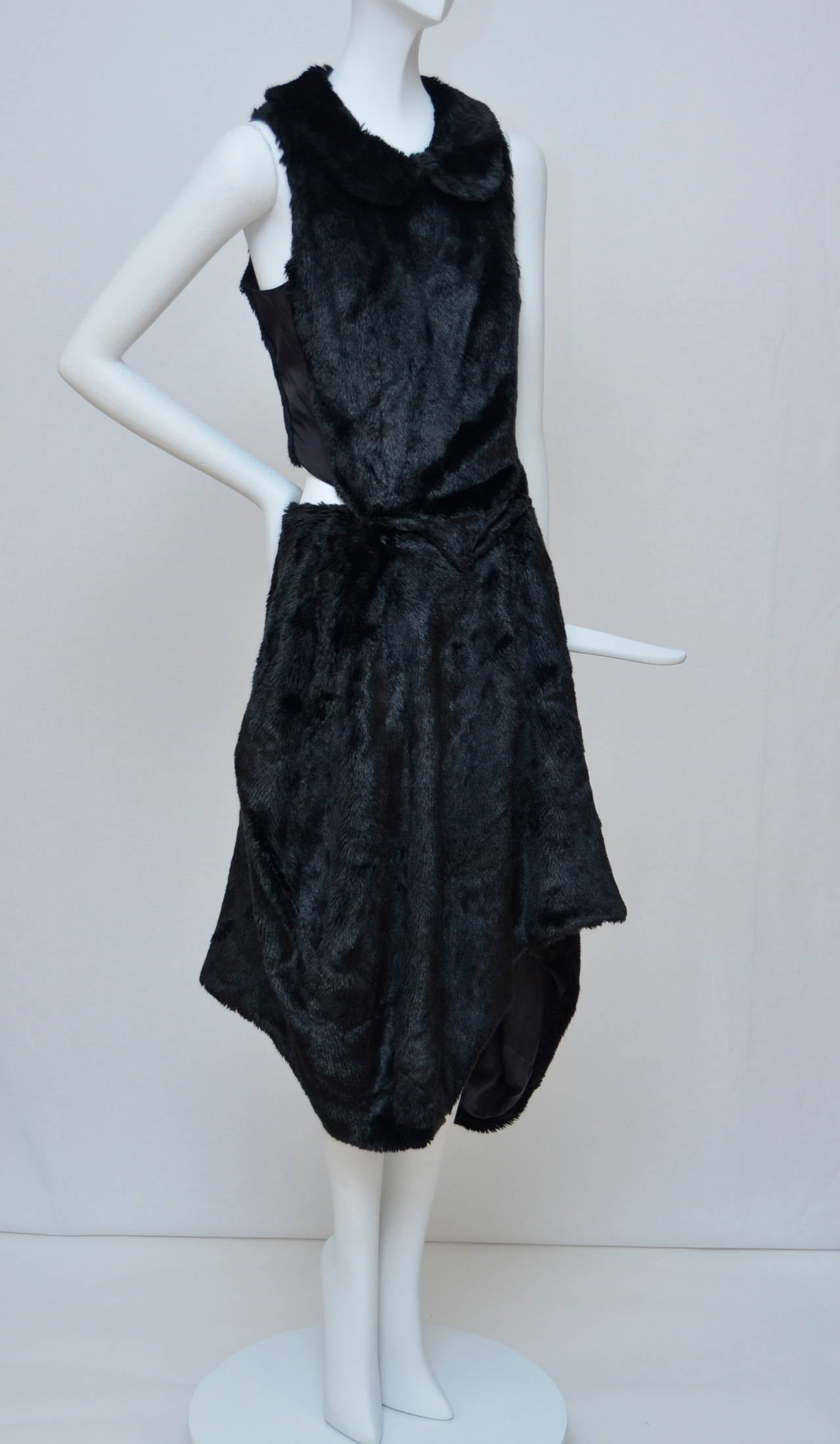 Amazing fashionable Comme Des Garcons NOIR Faux Fur dress.
2008 Collection.Unique design with amazing faux fabric .
This dress could be worn so many ways with a slip underneath or by itself.
Size S.
Made in japan.
Sleeveles,Peter Pan