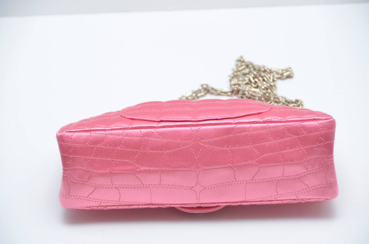 Chanel pink color satin shoulder handbag.
New without tags.
Stunning handbag in person,lightly shiny fabric in beautiful pink color.
Handbag measure:L9.75