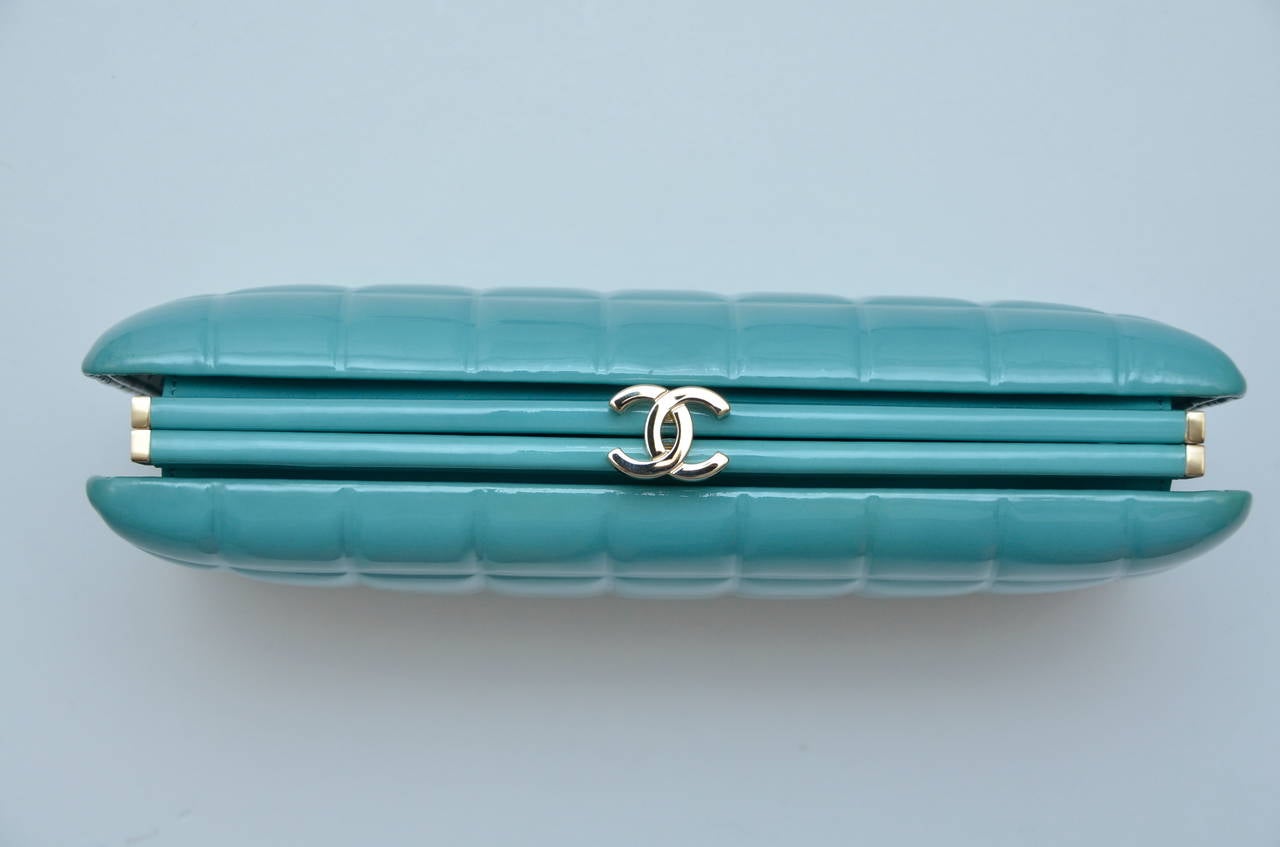 CHANEL Patent  Clutch Handbag Turquoise Color.
New condition.
Card or dust bag not included.
Handbag /clutch measure:D 1.75