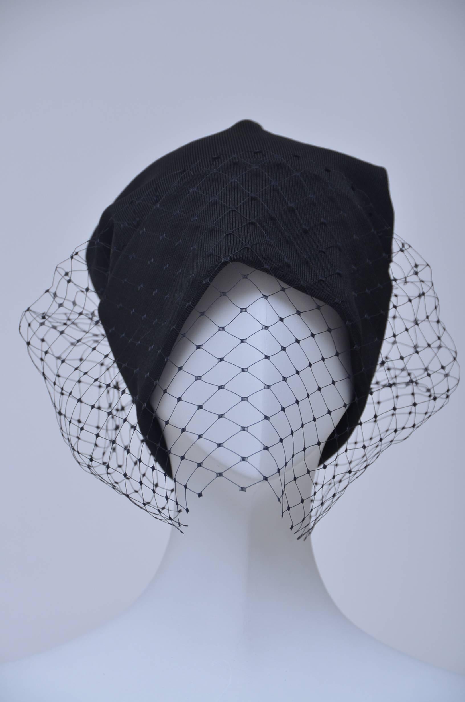 Stephen Jones For JIL SANDER  Veiled Beanie  Black Hat.
NEW without tags.
Seen in many magazine editorials and celebrities.

FINAL SALE.