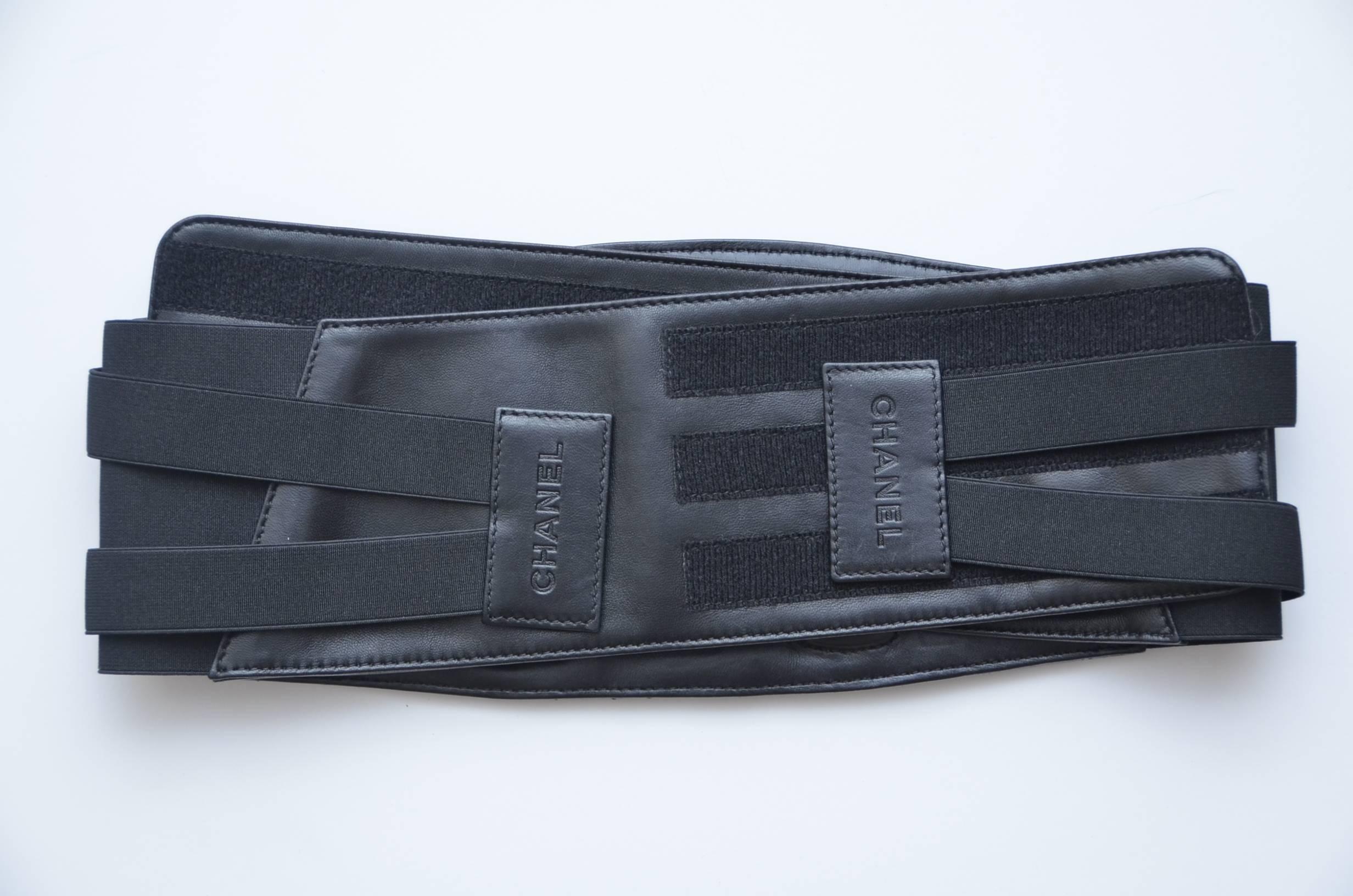 Chanel quilted lambskin leather belt.
New condition with couple scratches inside the belt.
Collection 2011.Size M.
Velcro closure .

FINAL SALE.

