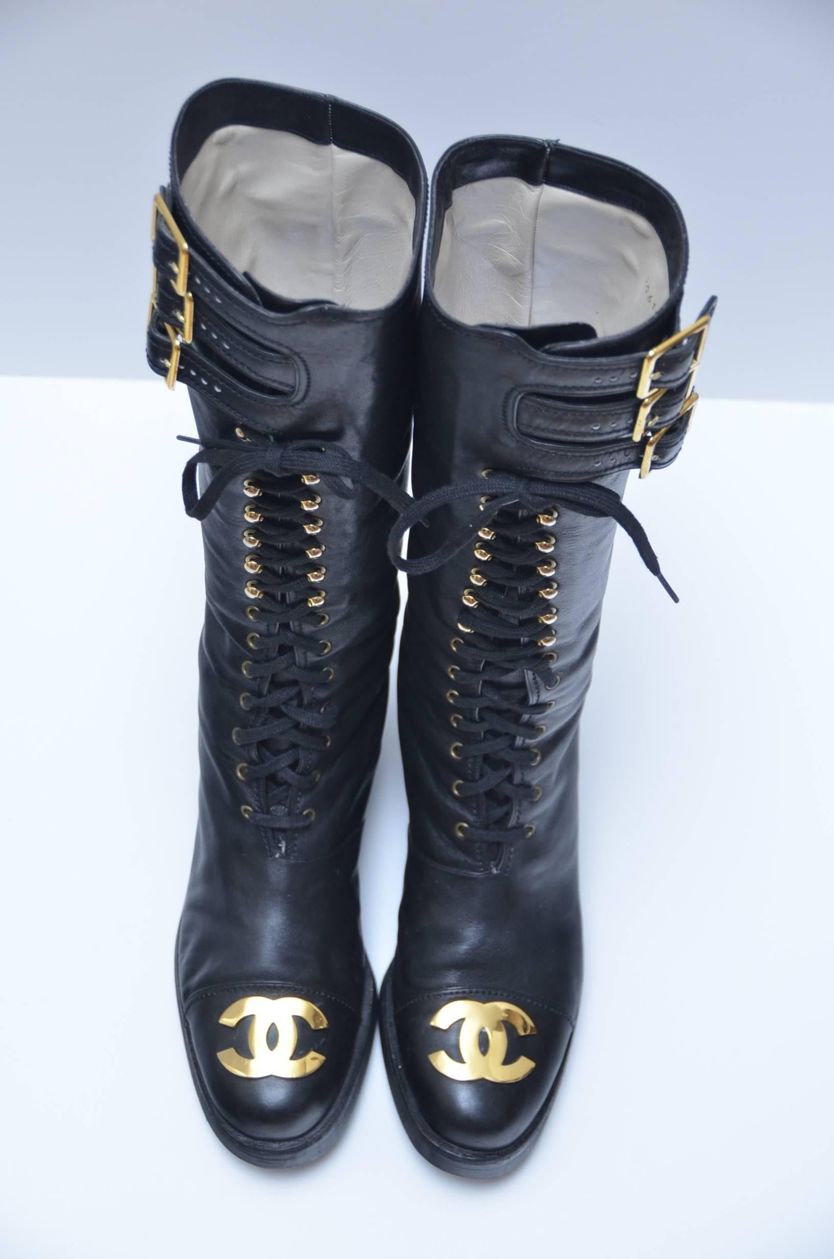 Iconic CHANEL Vintage Combat Leather Boots Imposible To Find  39.5  Mint In Excellent Condition In New York, NY