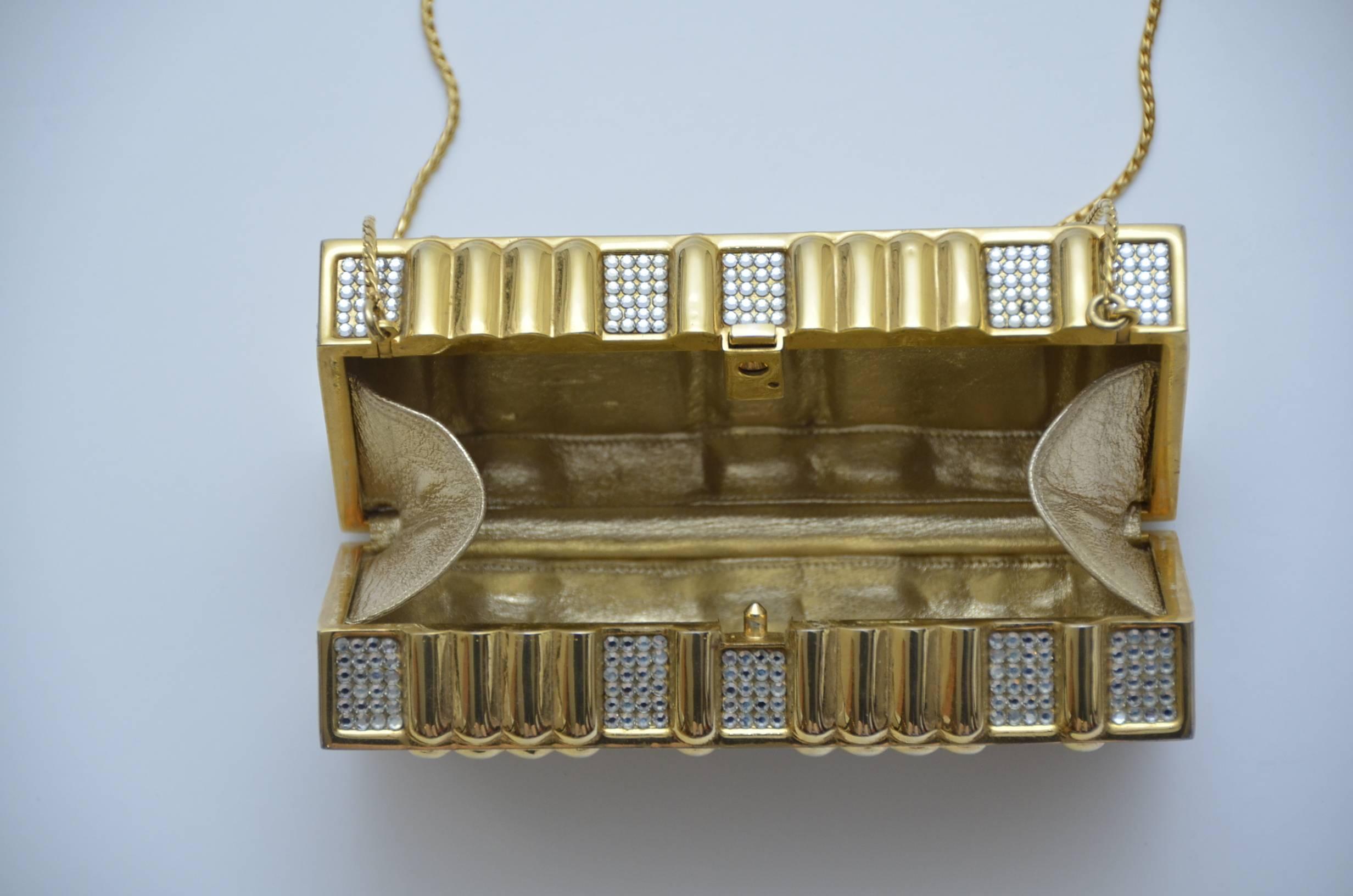 Vintage Judith Leiber evening mini trunk handbag/clutch.
Gold tone hardware.
Great  vintage condition.
Approx. measure:L 5.75