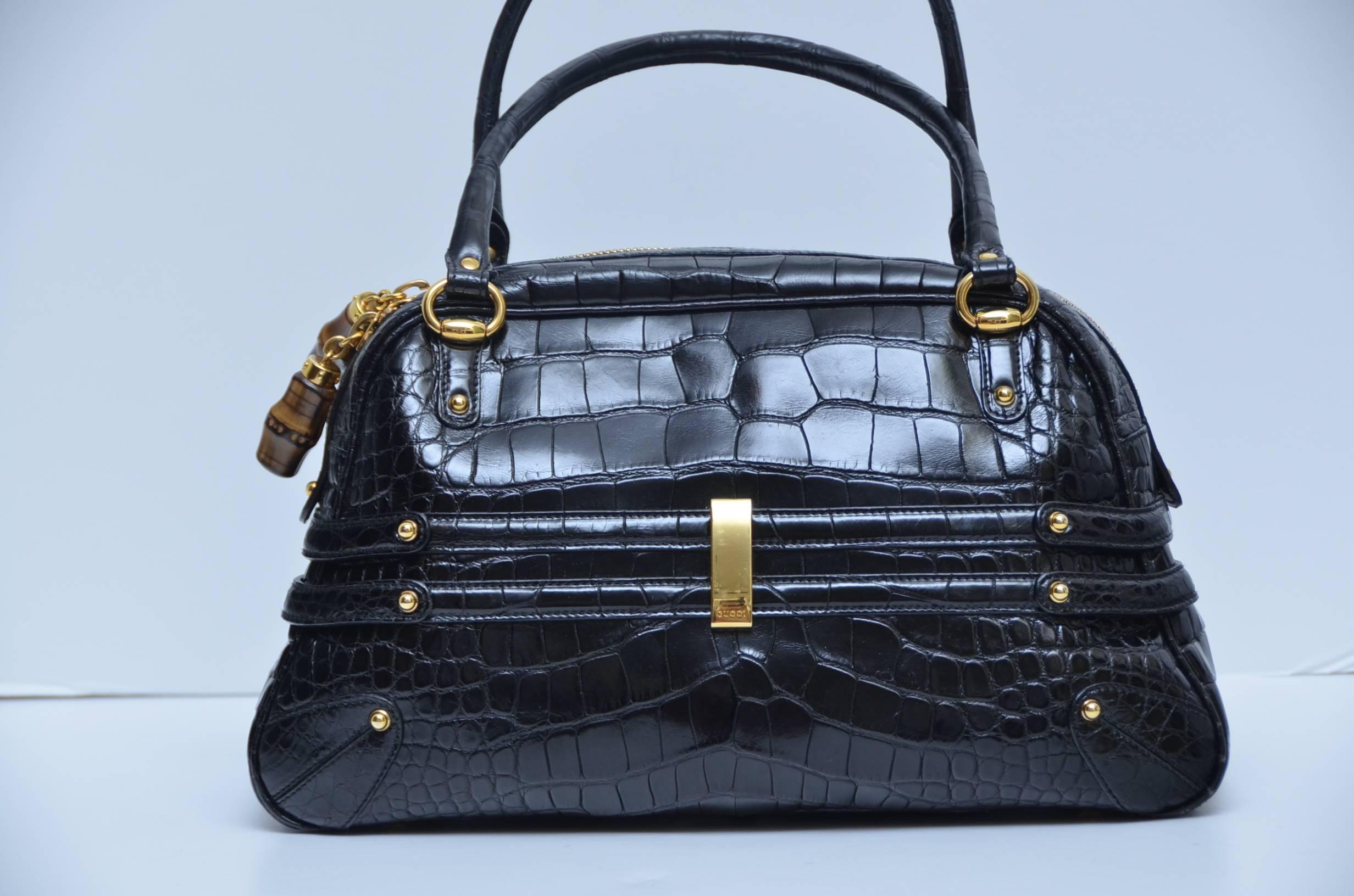 Gucci black alligator handbag.
Excellent condition.Handles show minor wear.
Lined in fabric.Gold tone hardware.
Dust bag included.
Bag measure : D 5.5