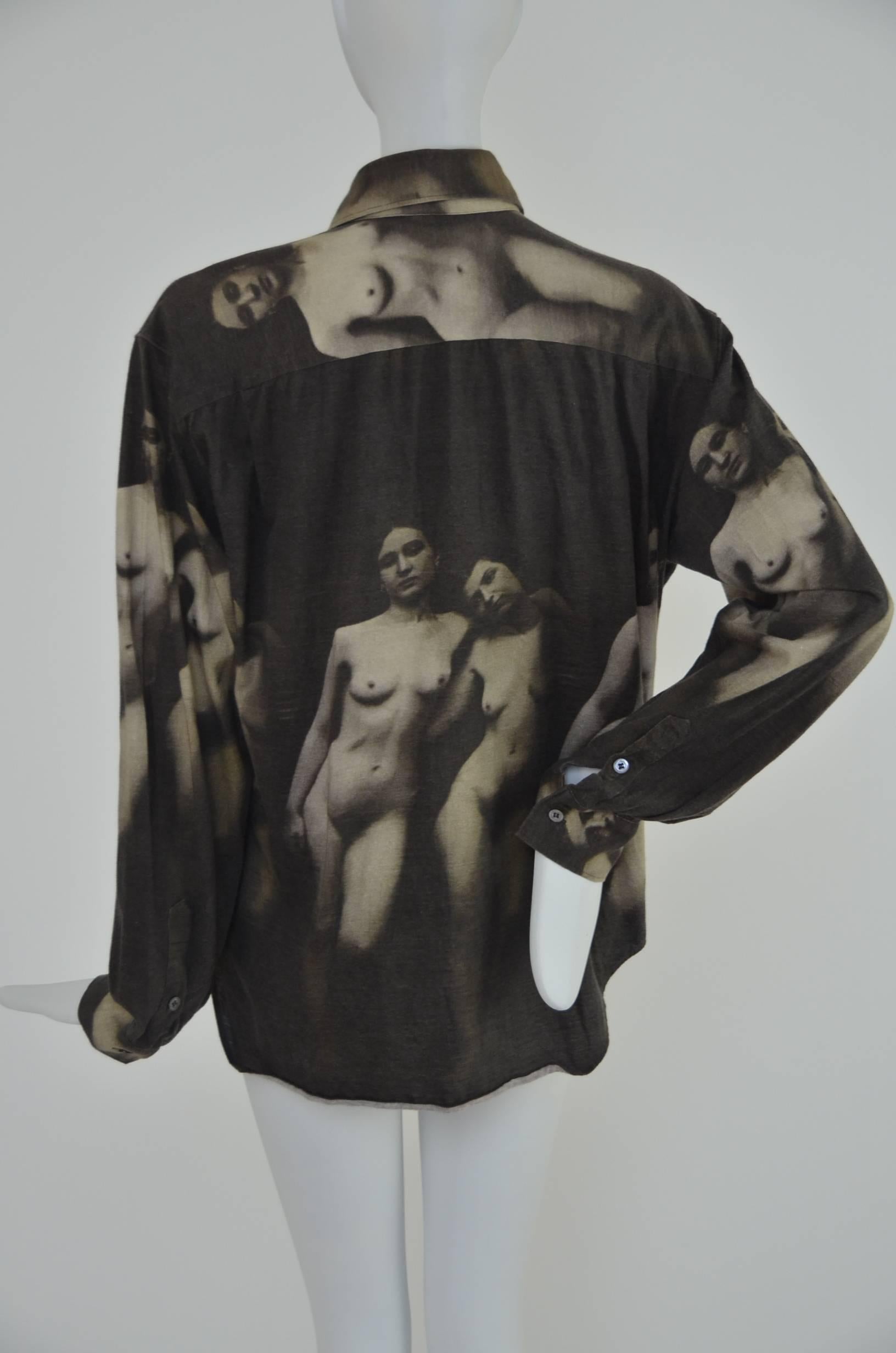 Sehr seltener und wichtiger Druck von Alexander McQueen. 
Mit signifikantem:: sich wiederholendem Fotodruck von 2 nackten Frauen auf der Vorderseite:: den Ärmeln und der Rückseite. 
Das Shirt wurde an einer Schaufensterpuppe in Größe 2 US