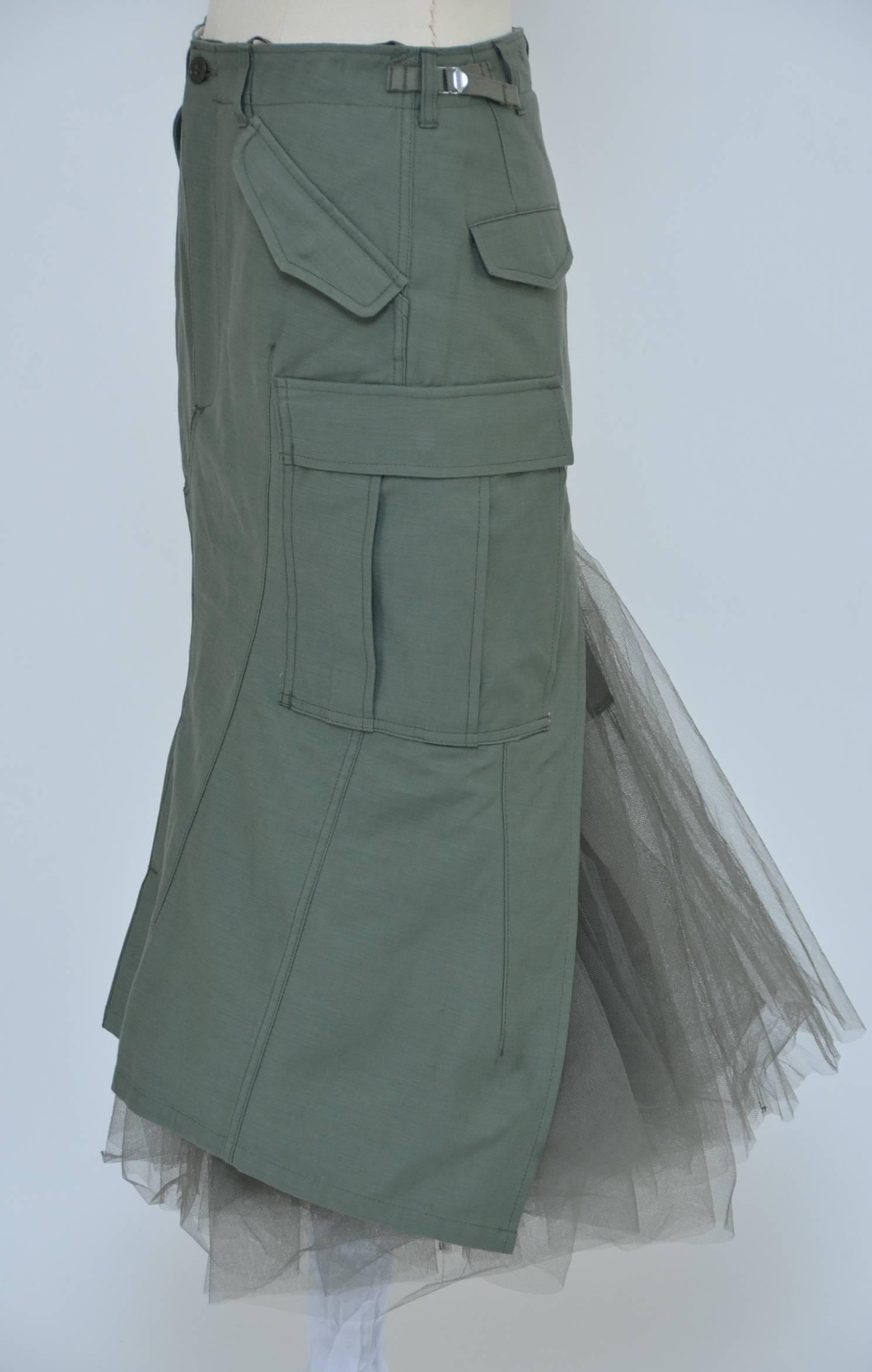 Junya Watanabe Comme Des Garcons Armeegrüner Tüllrock. 
Größe M. 
Gesehen bei Taylor Tomasi. 
Hergestellt in Japan. 
Sammlung AD 2010. 
Zustand: Neu ohne Etiketten. 

FINAL SALE.