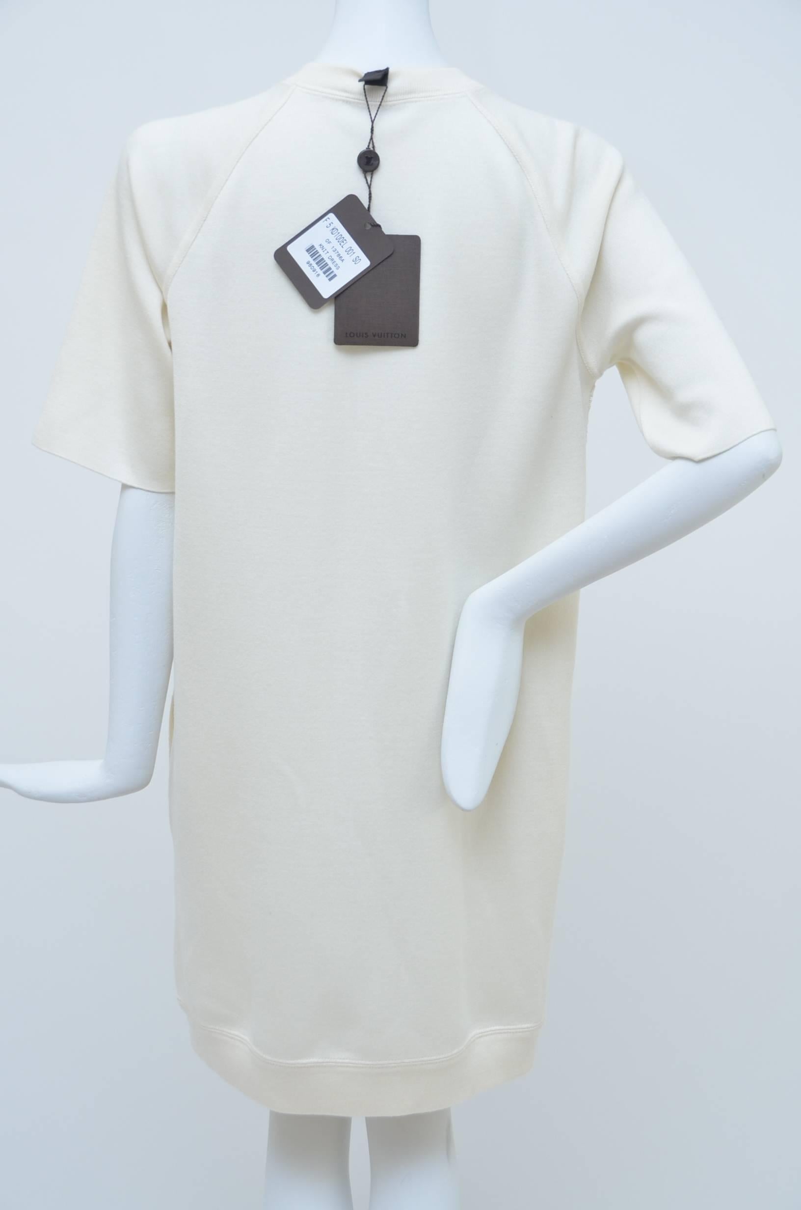 Louis Vuitton sequence off white dress.
New with tags.Size S.
2 pockets on the side.
Approximate measurements: waist 18