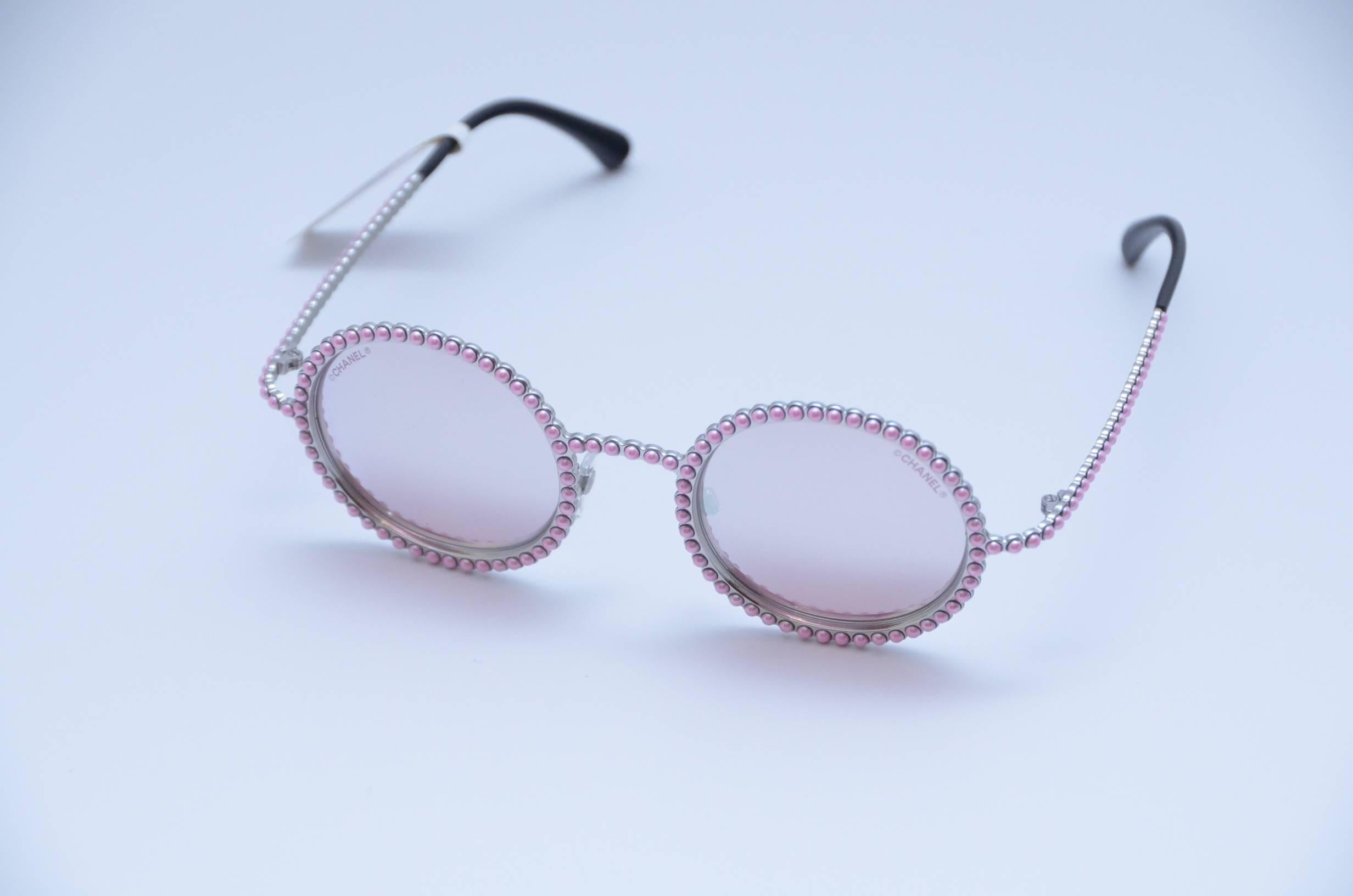 CHANEL rosa Perle verschönert und beworben von Rose Depp für Chanel. 
Brandneu mit Anhängern:: Originalverpackung und -karton. 
Hergestellt in Italien. 
Die Gläser sind spiegelnde rosa Ton Farbe. 

Überall ausverkauft!

FINAL SALE