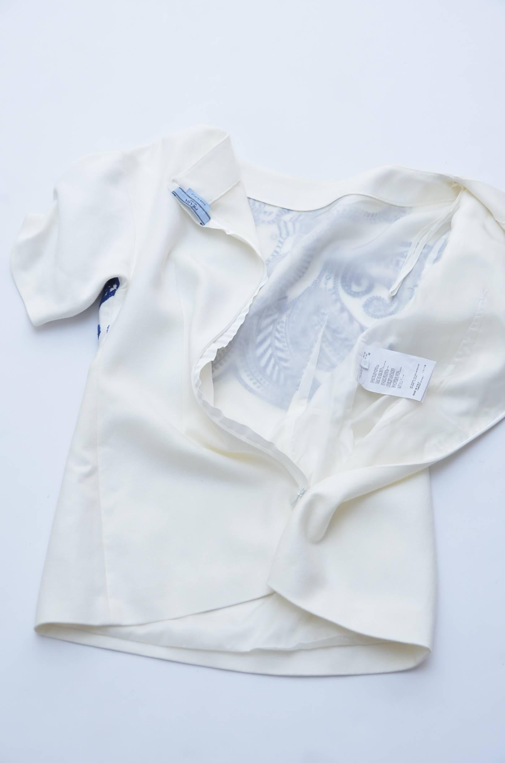 Il nuovo top con scimmia ricamata di Prada esposto al Met di New York in occasione di 