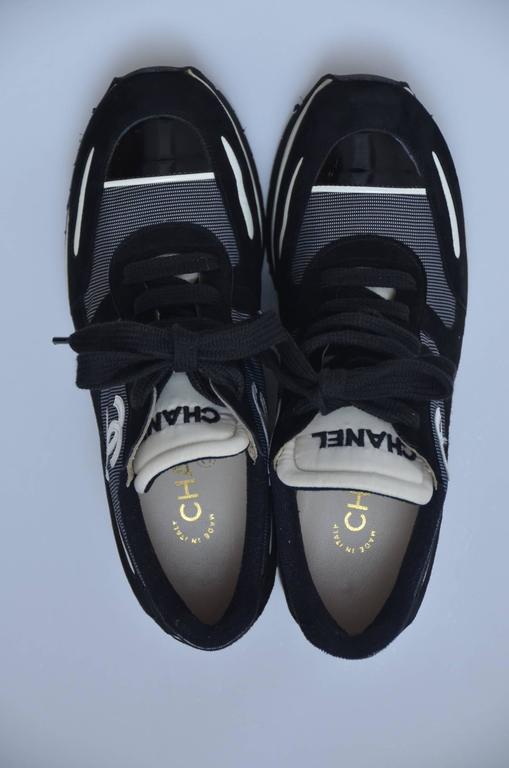 CHANEL レザー手袋 黒・白穴あきデザイン　ゴルフ Chanel Trainers Black New 39 - Designer WishBags