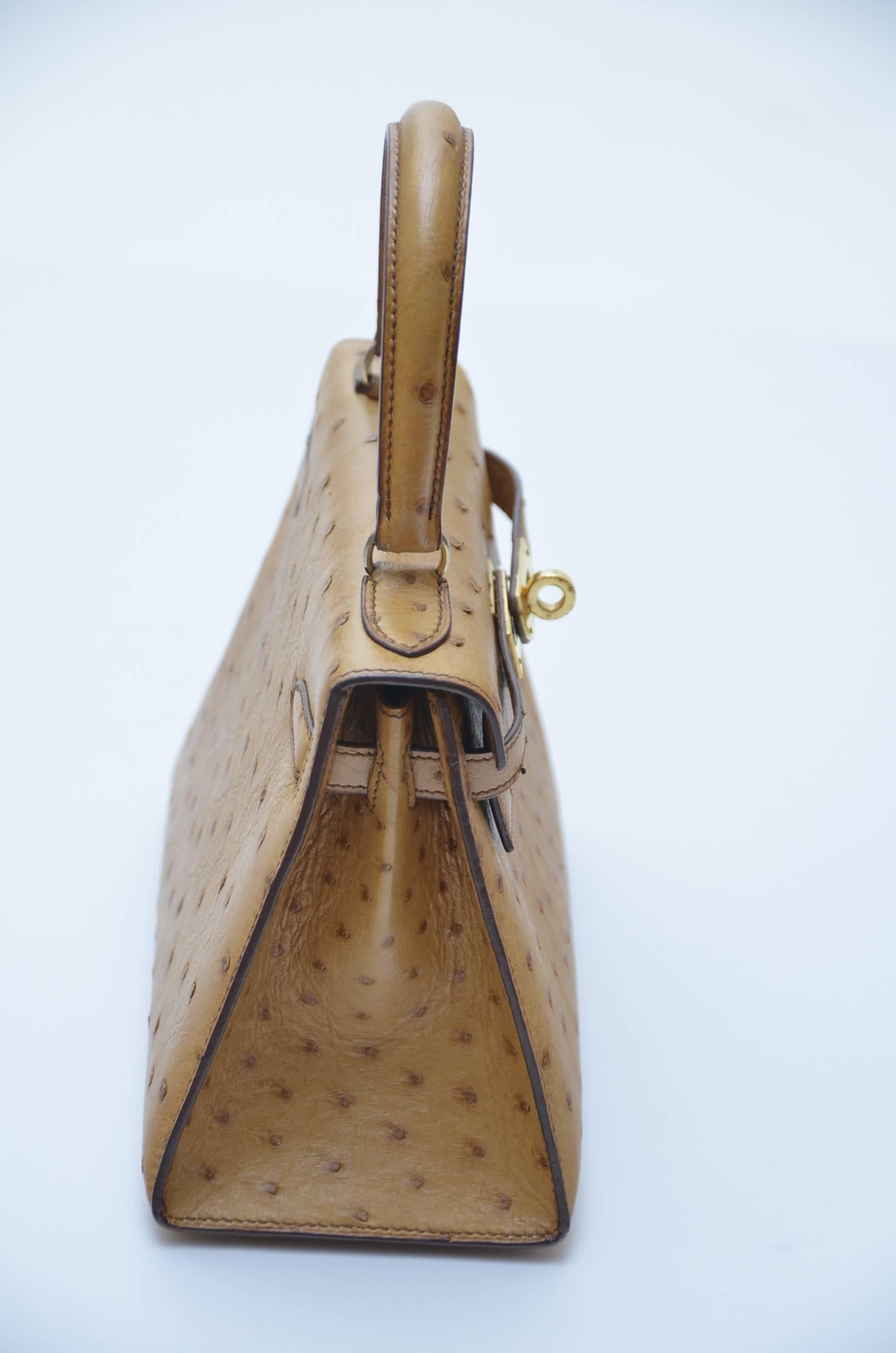 Hermes vintage mini 20 Cm Kelly .Gold natural color ostrich leather.
Beautiful and rare handbag.
Mint vintage condition.
Approx. measures:length: 20cm / 7.75