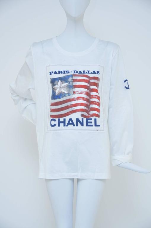Chanel Paris Dallas t'shirt.
New without tags.
Size L.
Approx. measurements: Bust 38”, Waist 35”, Length 25.5”
Fabric Content: 100% Cotton .

FINAL SALE.