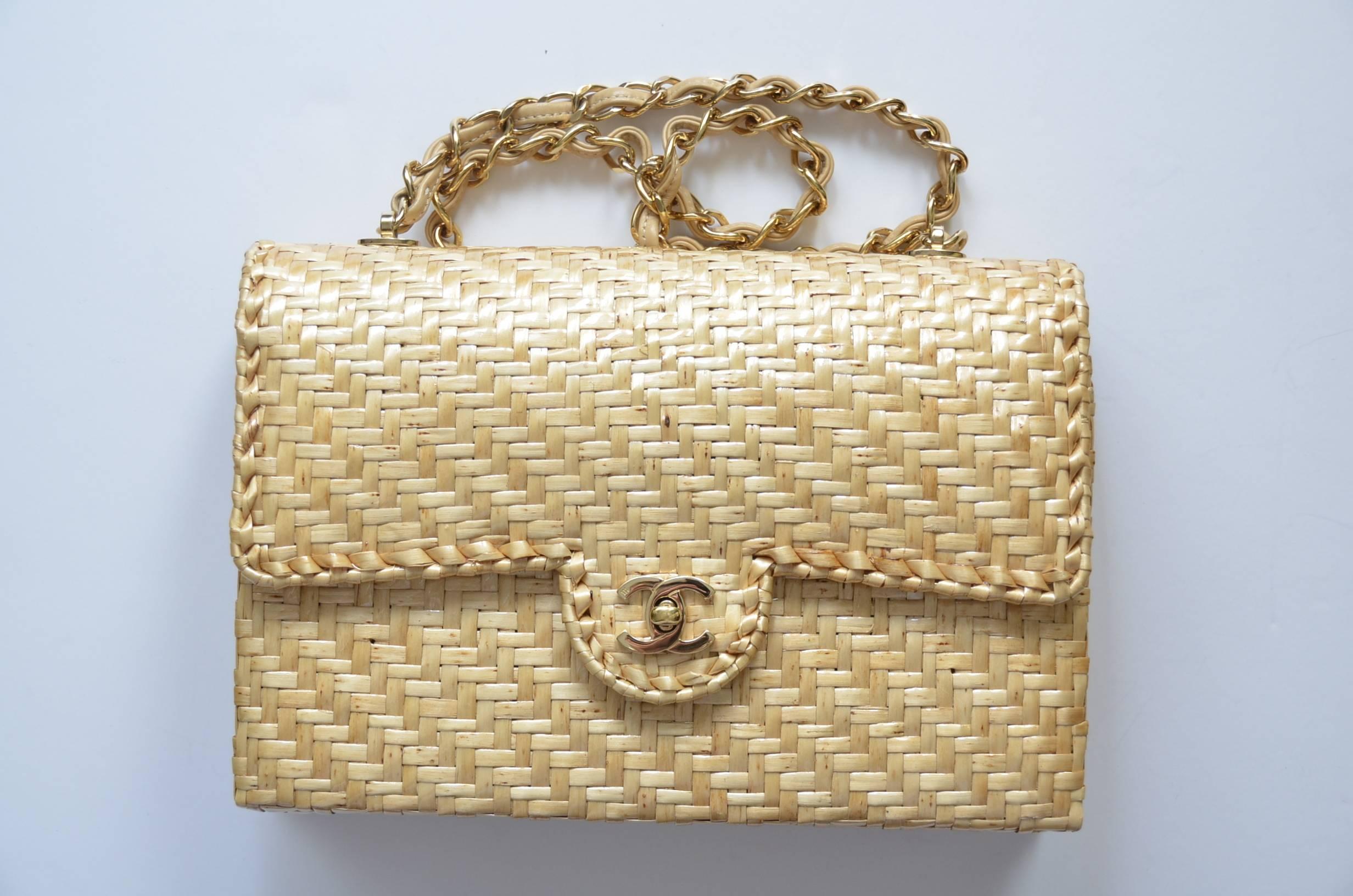 Chanel natural straw color handbag.
Excellent mint condition.Looks new.
Clean inside out.Lined inside in beige satin fabric.gold tone hardware.
Hologram inside with matching card and dust bag included.
Corners are perfect.
Please note:Finish on