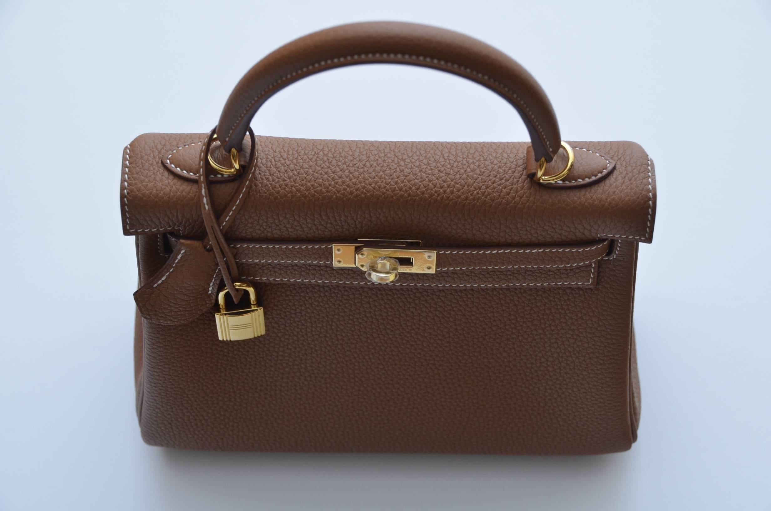 HERMES Kelly II Retourne  Veau Togo Gold color.
Size :25 cm.
Brand new,never used and comes with: Hermes box,dustbag, clochette, lock, two keys, shoulder strap, clochette dust bag,care booklet  and shoulder strap dust-bag.
Hermes color reference