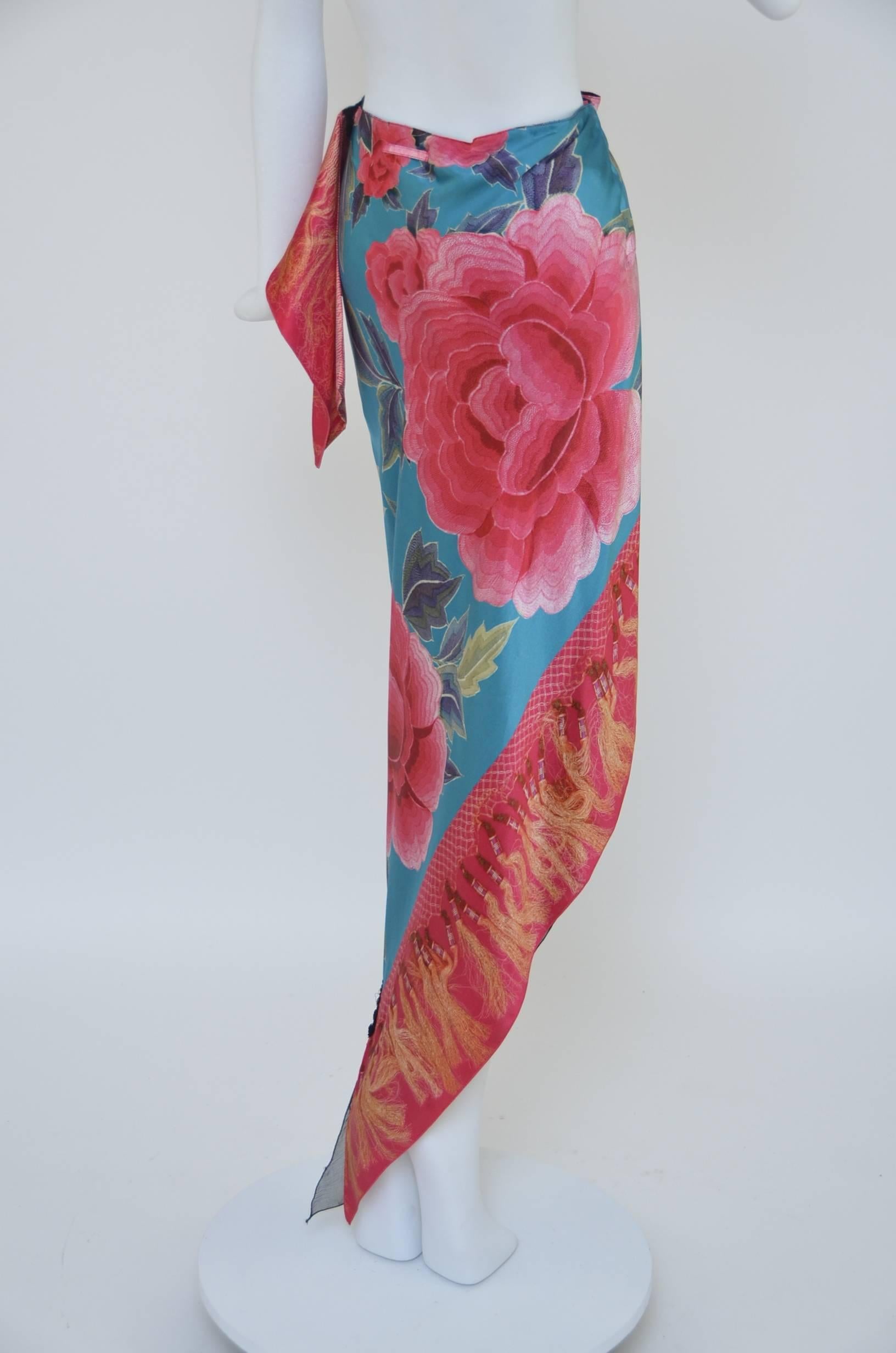 Beautiful  and very unusual wrap skirt  with  scarf shape  when fully open.
2 snap closure at waist.
Measurements: Waist 28