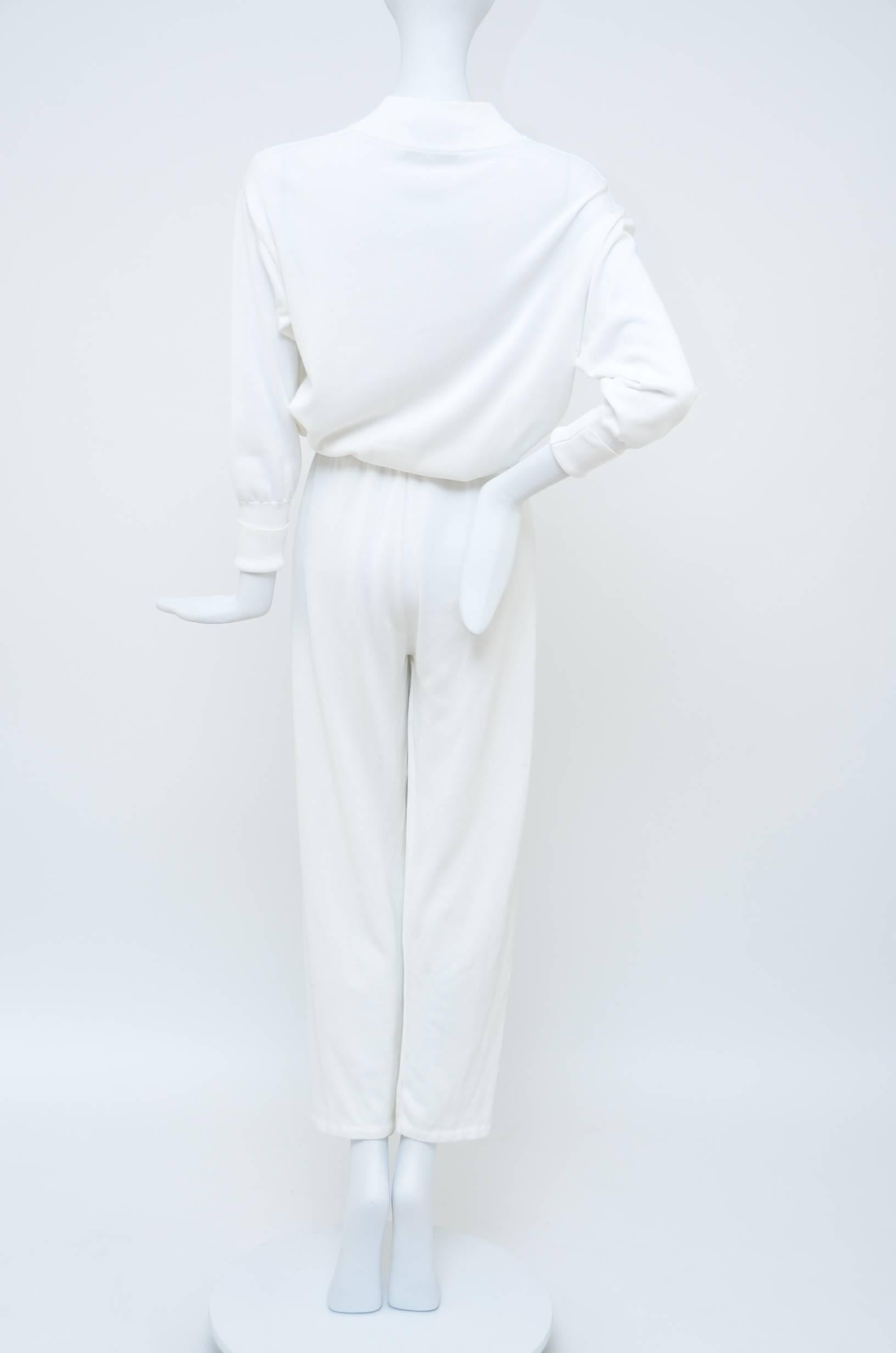 Chanel vintage jumpsuit.
Fabric :off white knit.
Very good condition.
Please note:one top button missing.
No size or fabric content.Only Chanel boutique label present.

Final Sale.