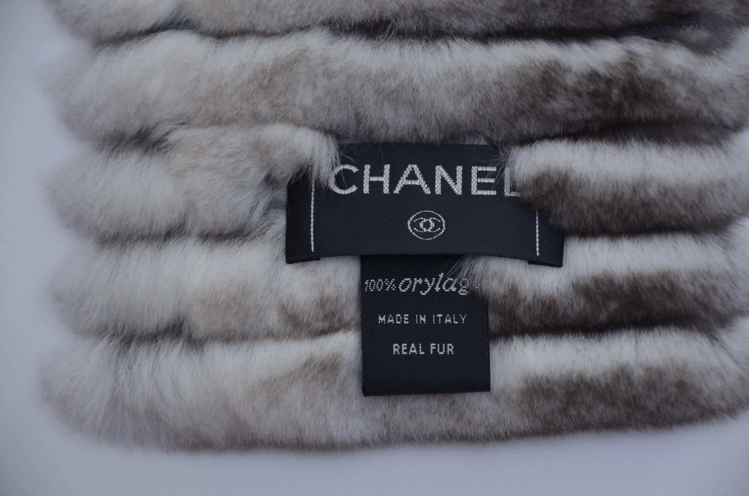 Creme and brown Chanel orylag fur scarf with CC at edge. 
Measurements: Length 48”, Width 5”
Fabric Content: 100% Orylag.
CC Chanel logo displayed  on one side of the scarf  but printed on booth side's.
Please see pictures
Pristine  like new