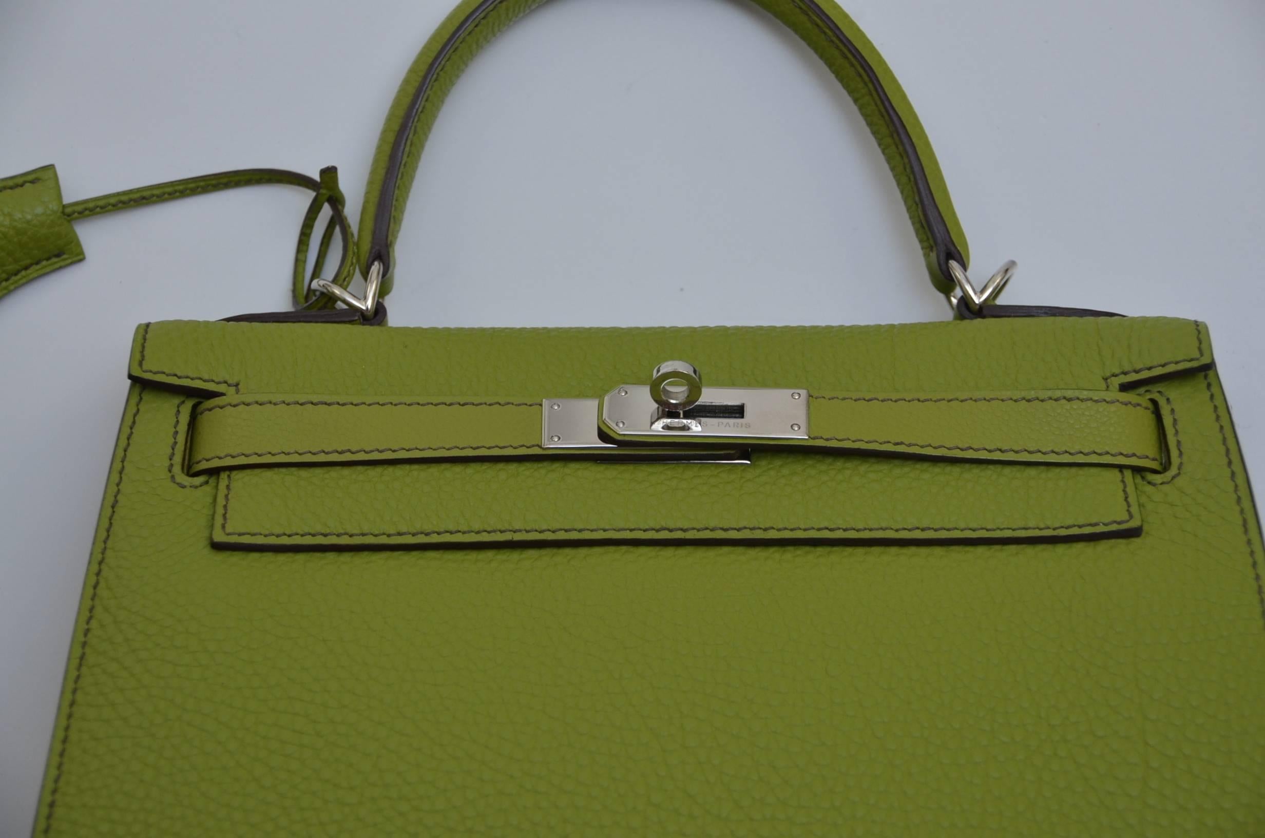 Hermes Kelly 28 cm.
Beautiful green Vert Anis  color in person.Palladium hardware.
Please note:due to camera flashlight color might look slightly different in person and closest color match is on the last picture where bag is photographed on the