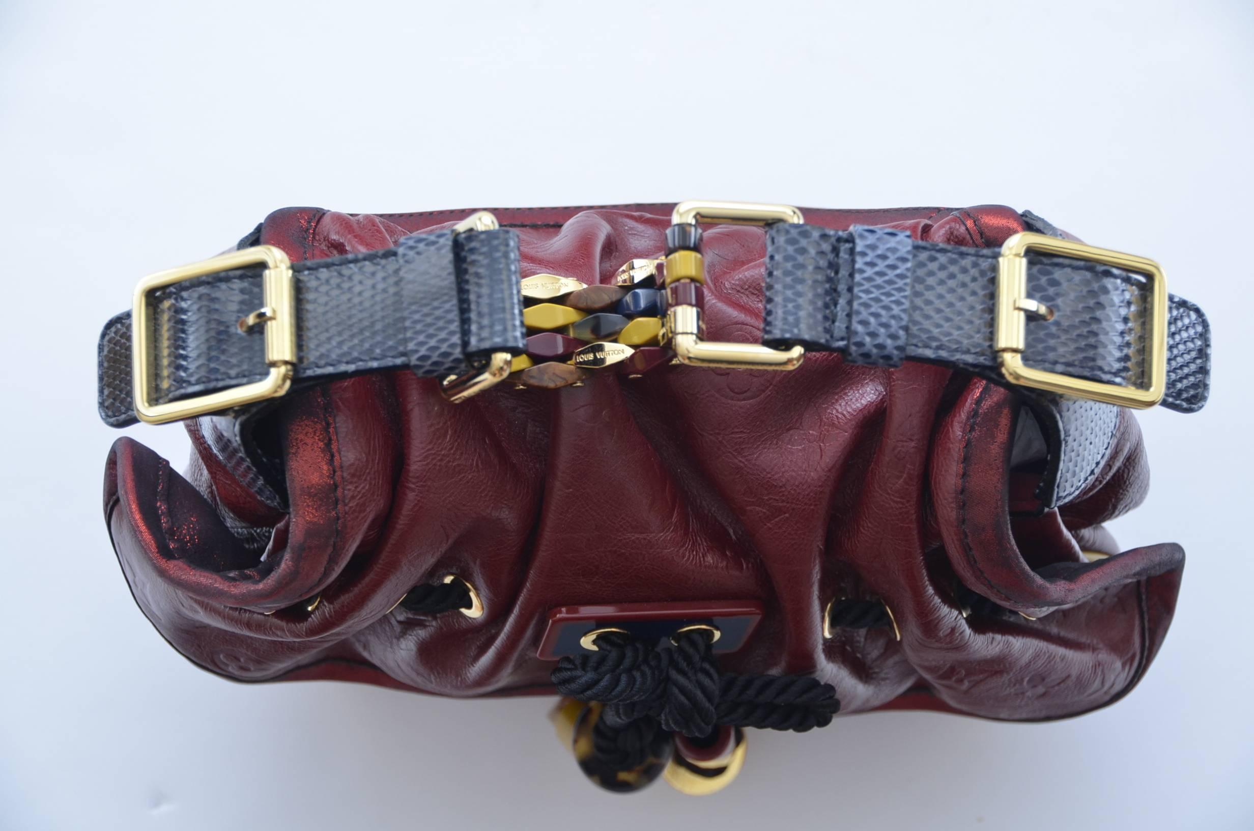 Monogram Epices LV  embossed leather.
Over-Sized flap.
Adjustable drawstring detail with pompons, resin and metal eyelets.
Made in Italy.
Measurements: 11